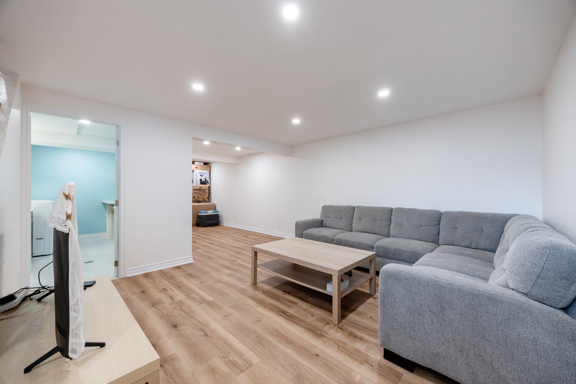 









37


Av. d'Old Post Crescent

,
Pointe-Claire,




QC
H9R5E5

