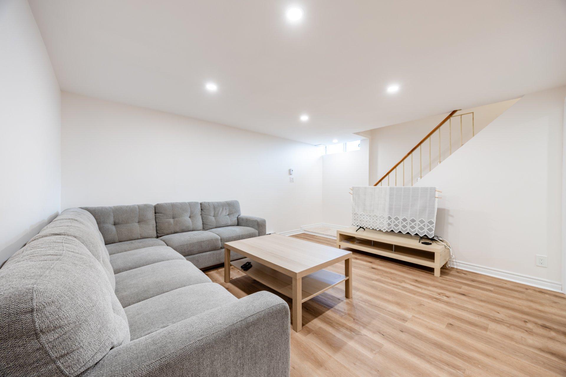 









37


Av. d'Old Post Crescent

,
Pointe-Claire,




QC
H9R5E5

