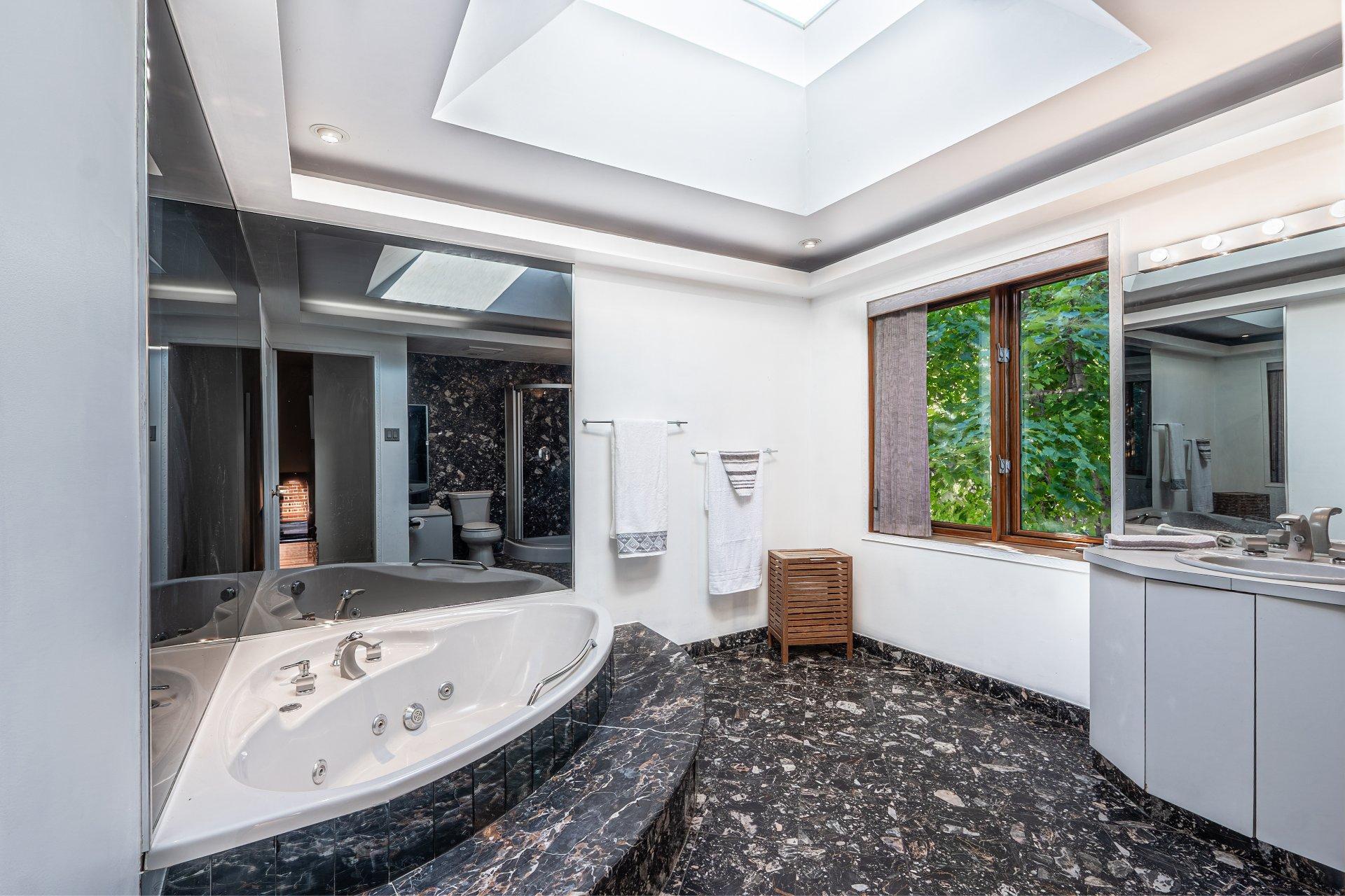 









4330


Av. de Mayfair

,
Montréal (Côte-des-Neiges/Notre-Dame-de-Grâce),




QC
H4B2E3

