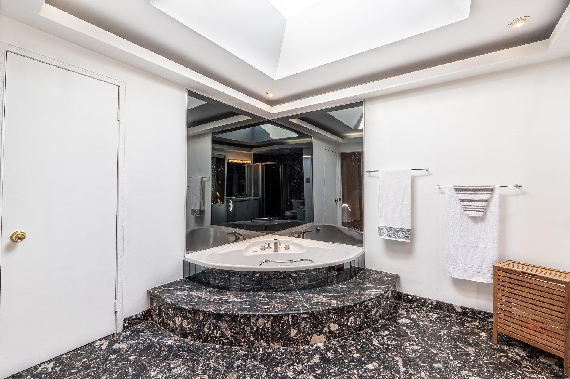 









4330


Av. de Mayfair

,
Montréal (Côte-des-Neiges/Notre-Dame-de-Grâce),




QC
H4B2E3

