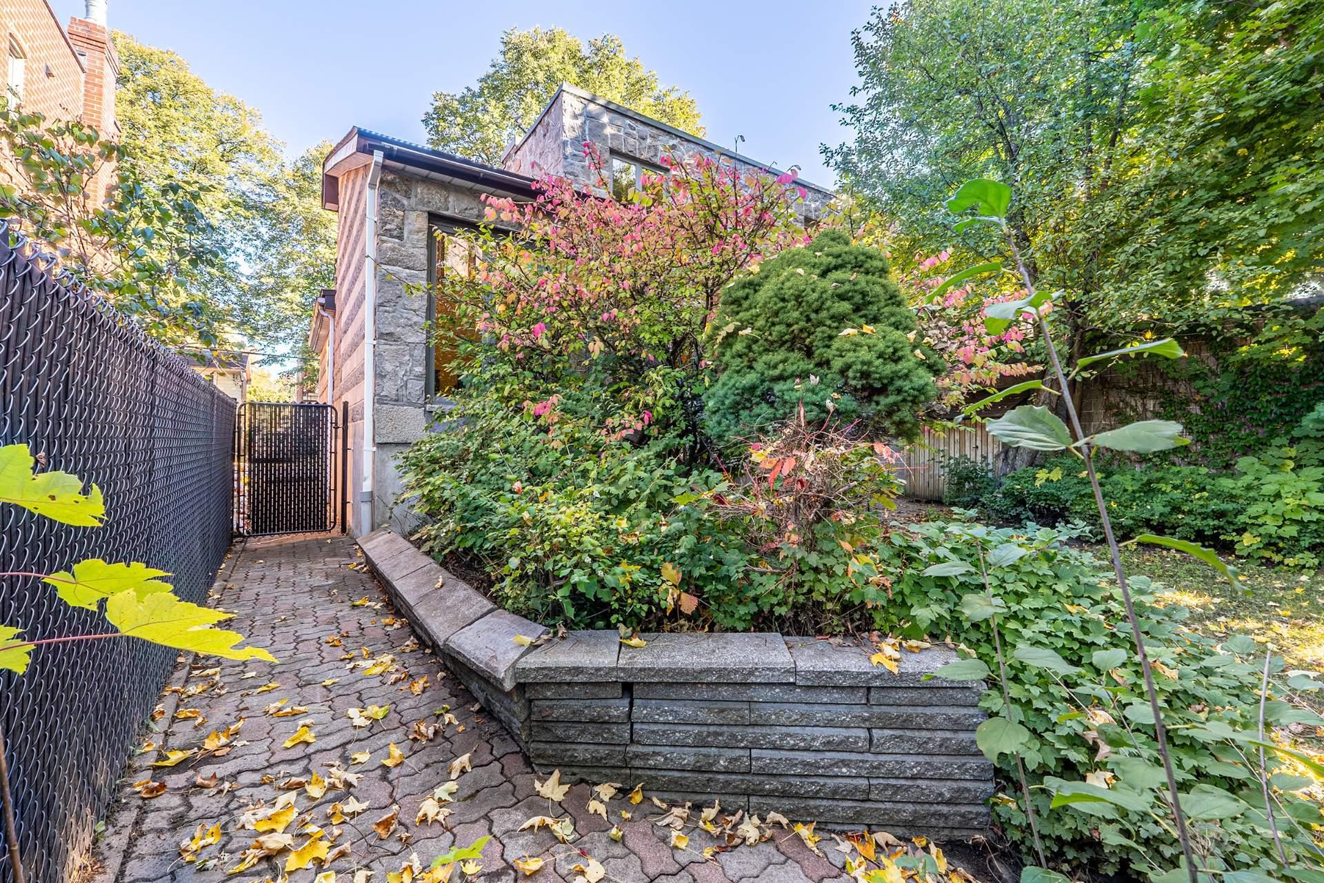 









4330


Av. de Mayfair

,
Montréal (Côte-des-Neiges/Notre-Dame-de-Grâce),




QC
H4B2E3

