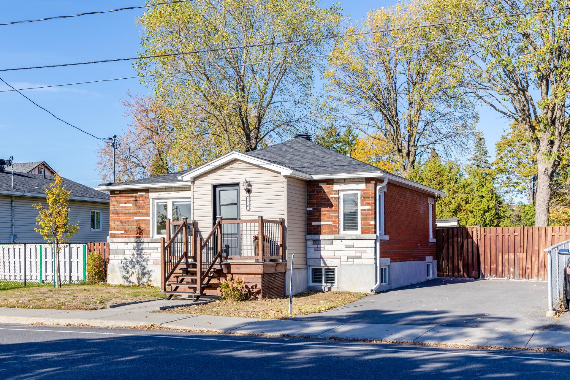 









2227


Rue La Salle

,
Longueuil (Le Vieux-Longueuil),




QC
J4K3J7

