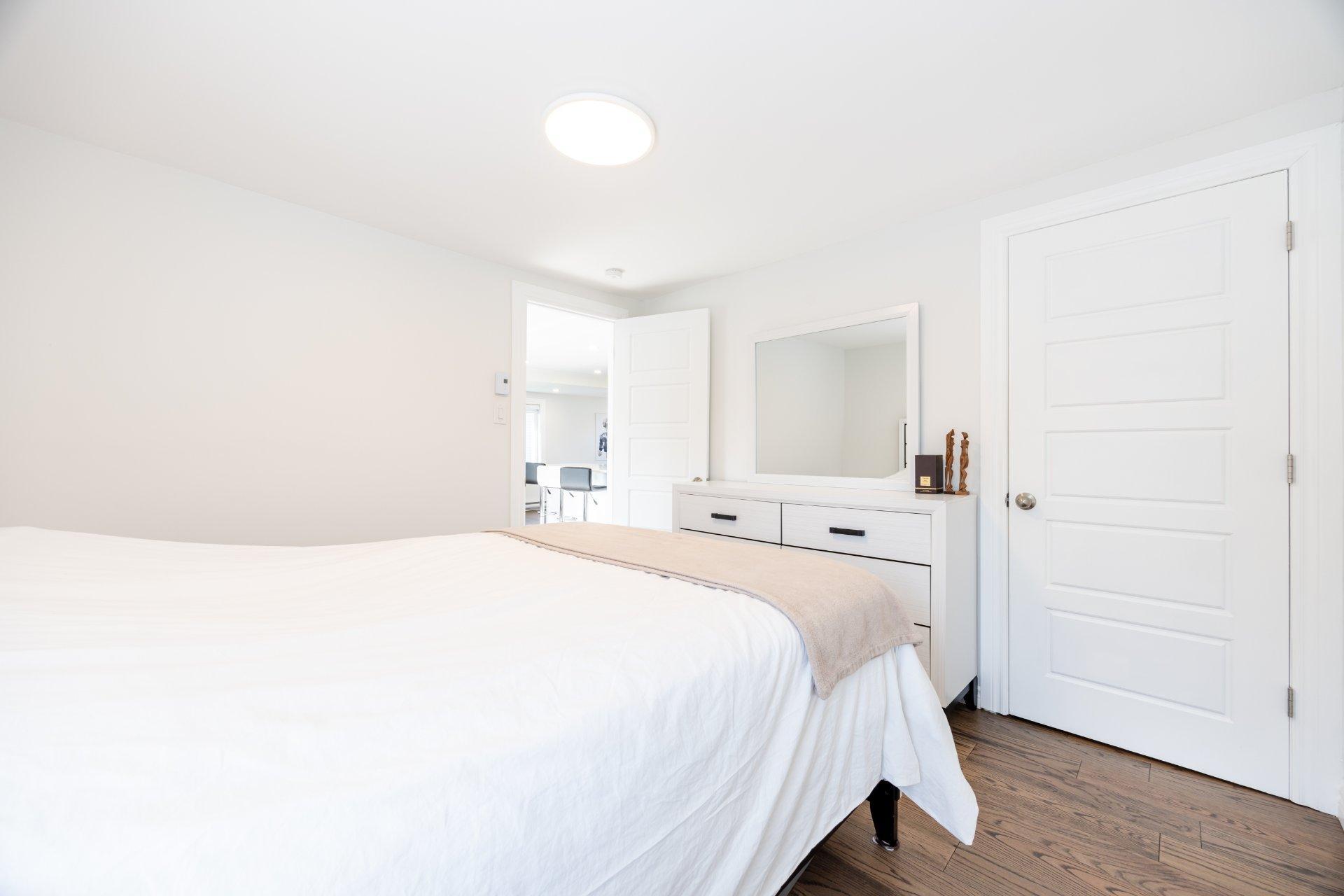 









2227


Rue La Salle

,
Longueuil (Le Vieux-Longueuil),




QC
J4K3J7

