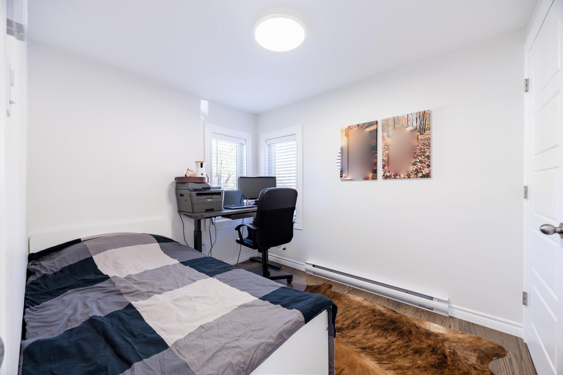 









2227


Rue La Salle

,
Longueuil (Le Vieux-Longueuil),




QC
J4K3J7

