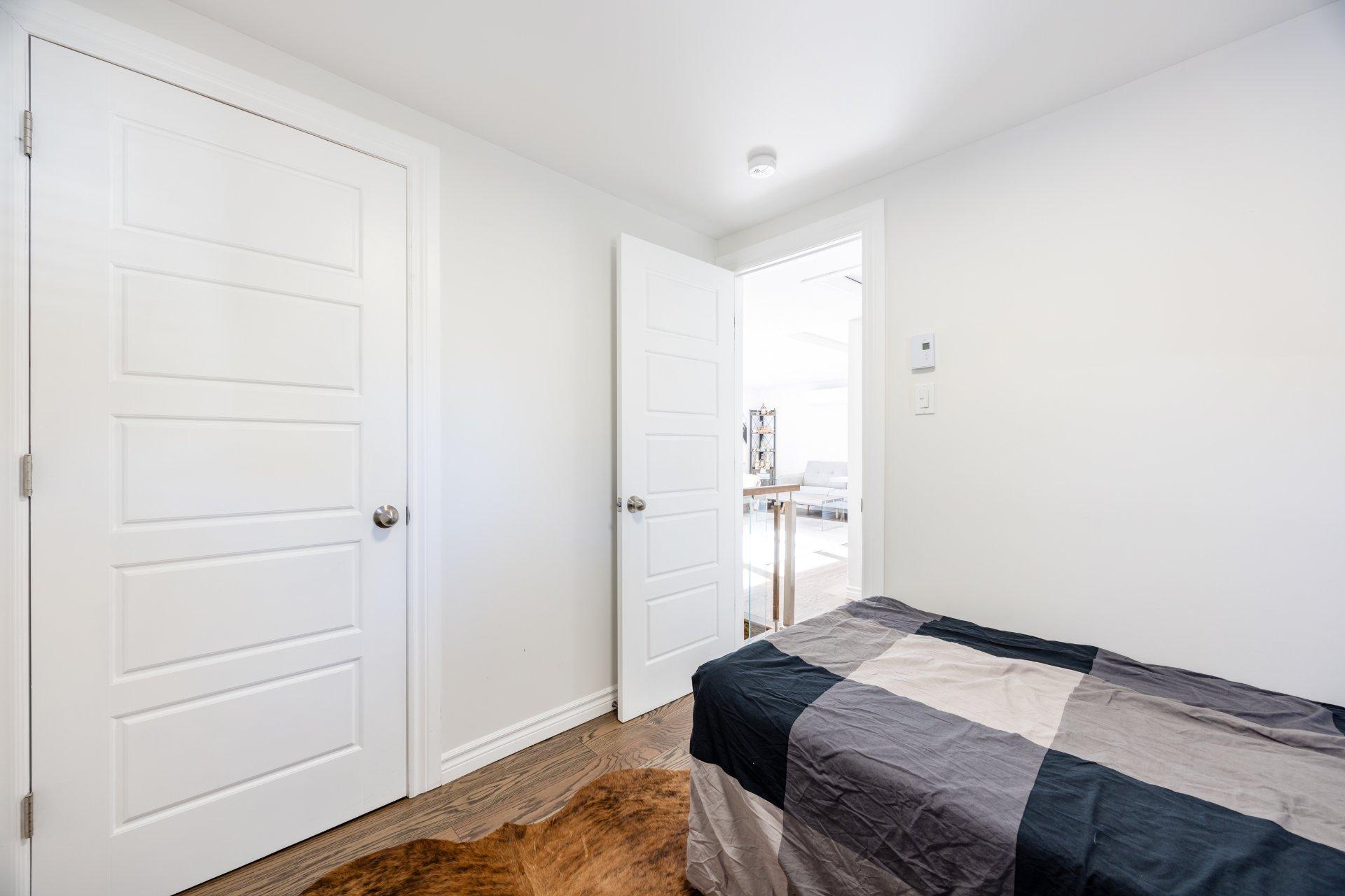 









2227


Rue La Salle

,
Longueuil (Le Vieux-Longueuil),




QC
J4K3J7

