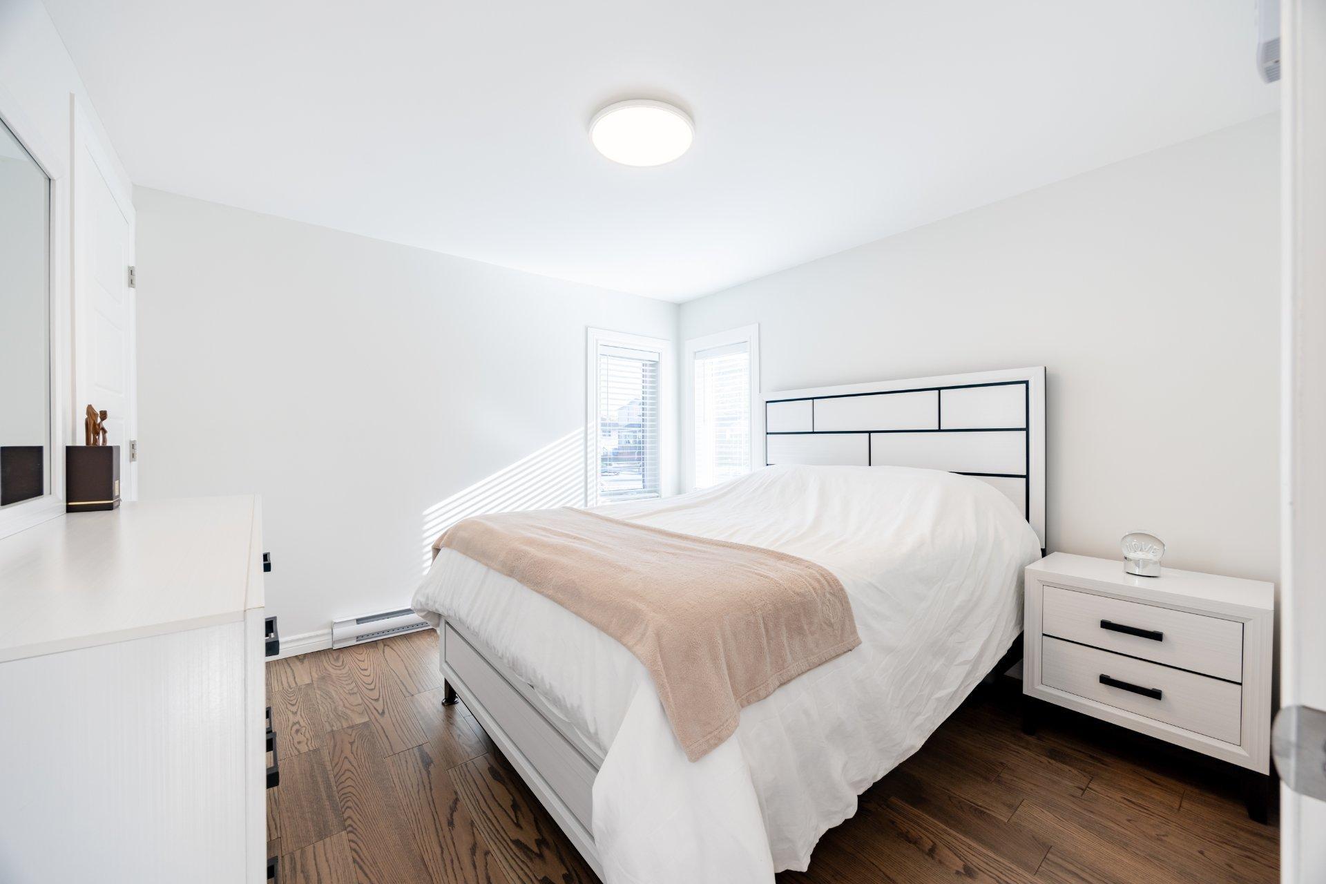 









2227


Rue La Salle

,
Longueuil (Le Vieux-Longueuil),




QC
J4K3J7


