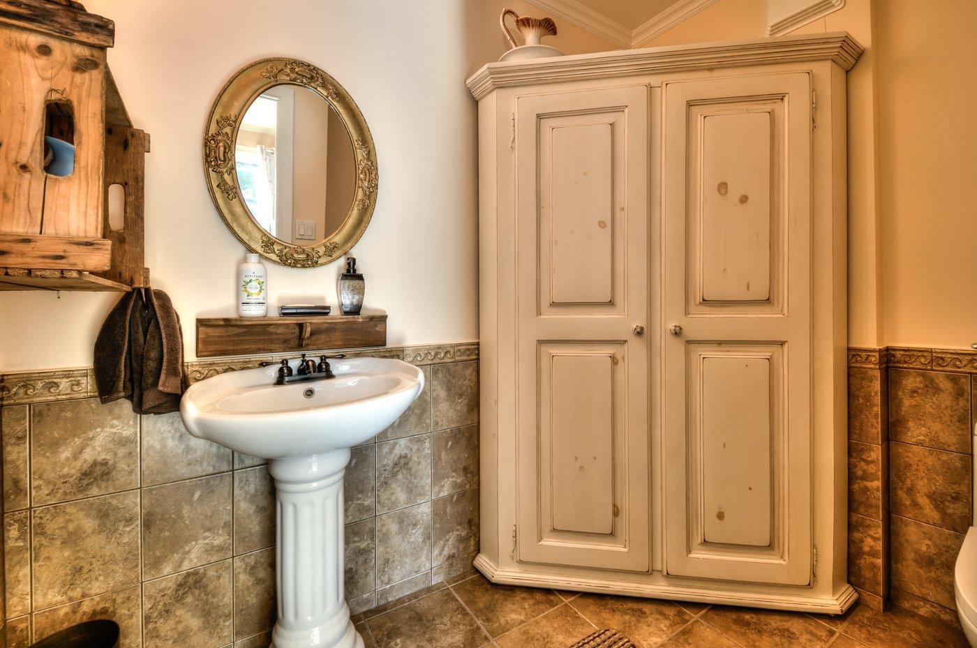 









192


Rue St-Henri

,
Saint-Jean-sur-Richelieu,




QC
J3B1R1

