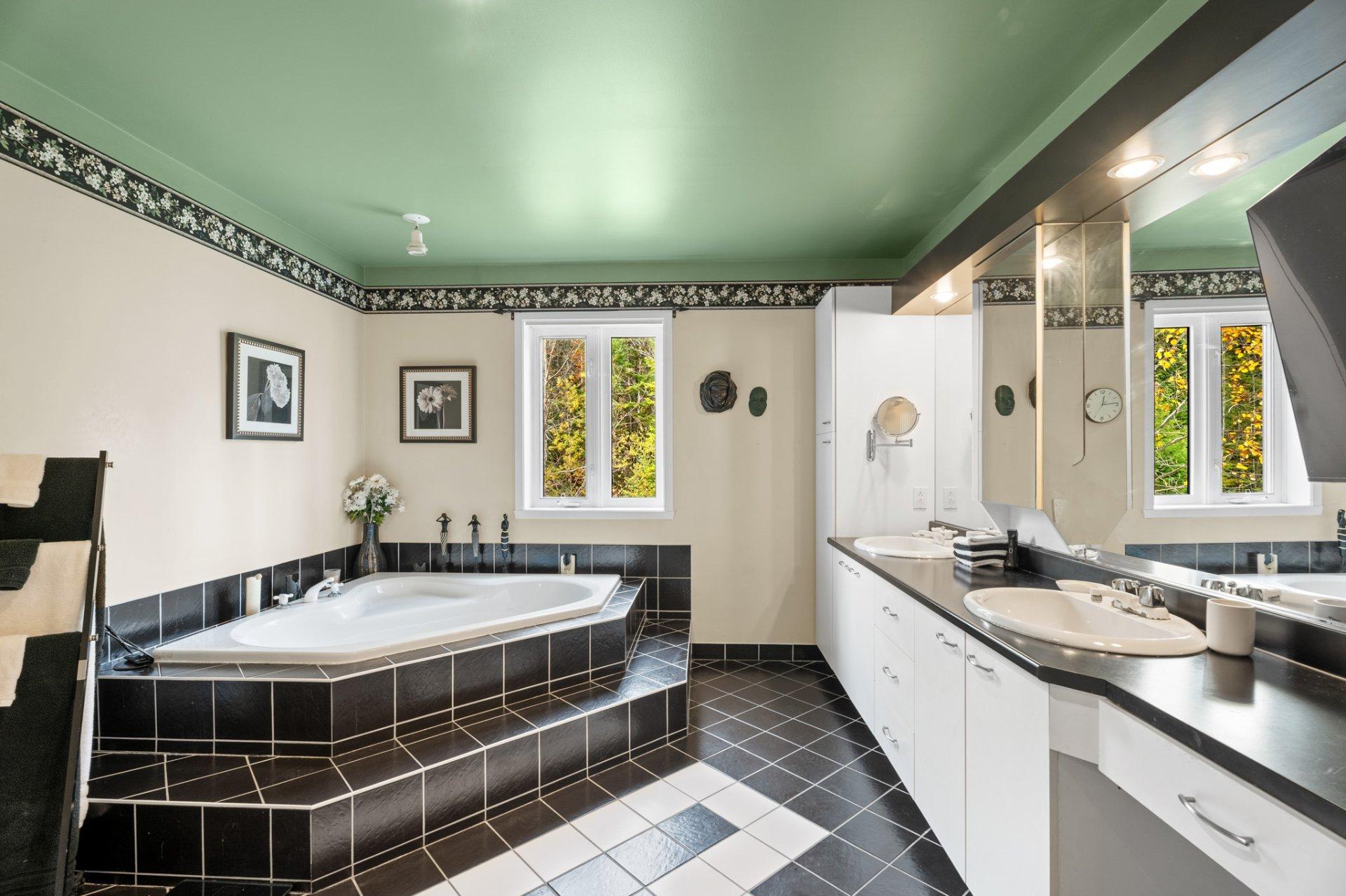 









513


Rue des Sous-Bois

,
Sainte-Agathe-des-Monts,




QC
J8C3M4

