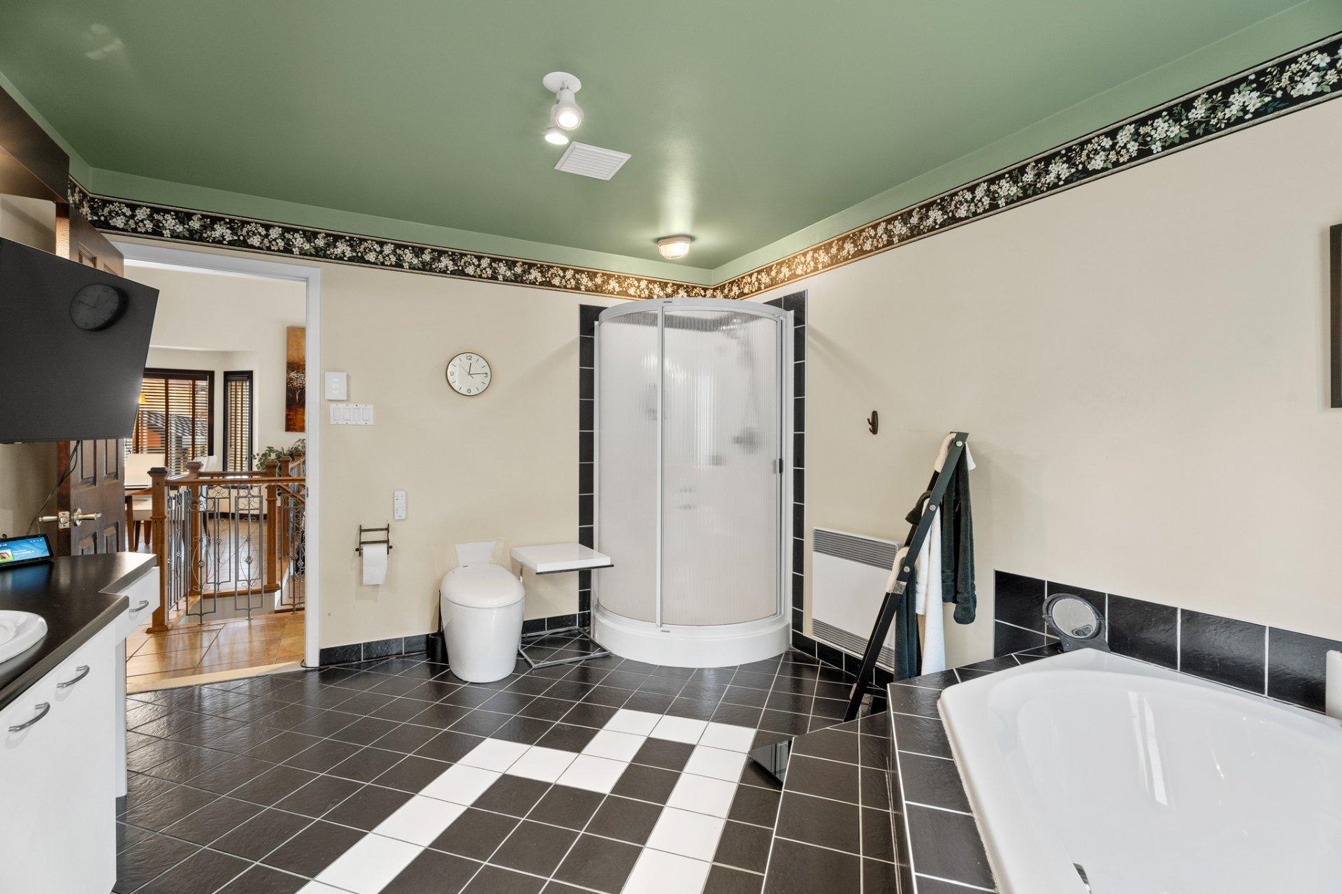 









513


Rue des Sous-Bois

,
Sainte-Agathe-des-Monts,




QC
J8C3M4

