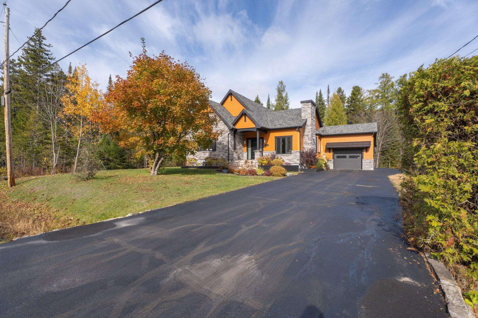 









513


Rue des Sous-Bois

,
Sainte-Agathe-des-Monts,




QC
J8C3M4

