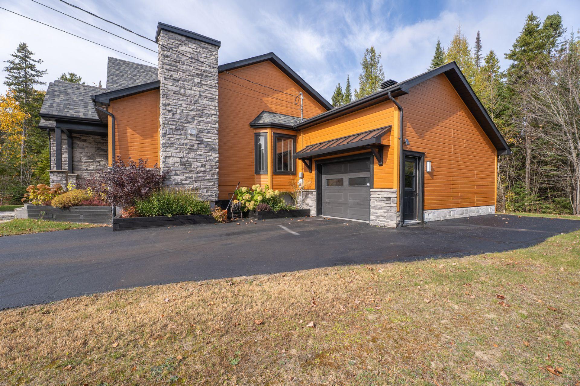 









513


Rue des Sous-Bois

,
Sainte-Agathe-des-Monts,




QC
J8C3M4

