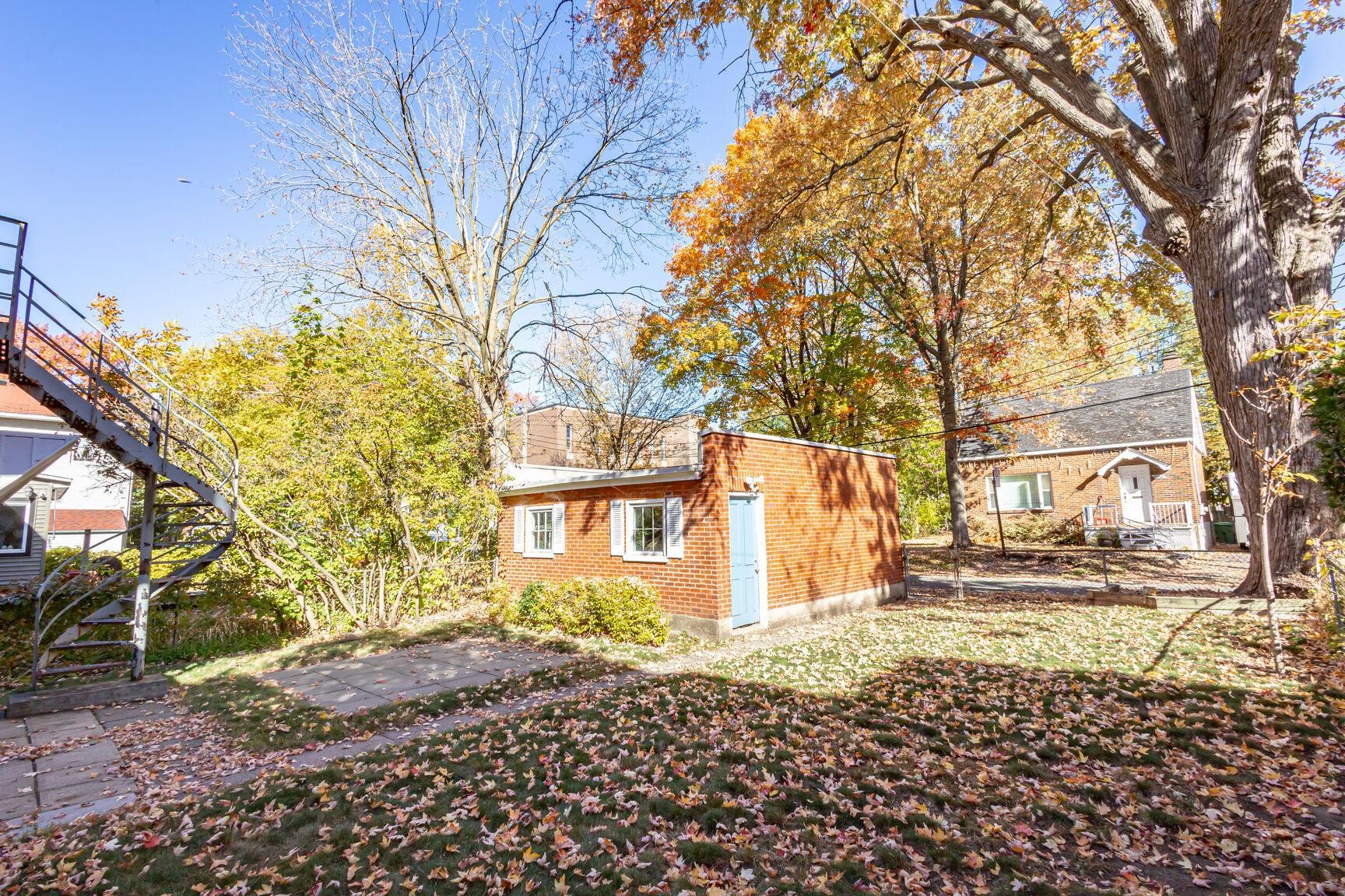 









10737


Av. Vianney

,
Montréal (Ahuntsic-Cartierville),




QC
H2B2Y3

