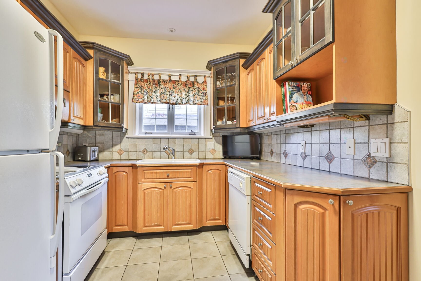 









10737


Av. Vianney

,
Montréal (Ahuntsic-Cartierville),




QC
H2B2Y3

