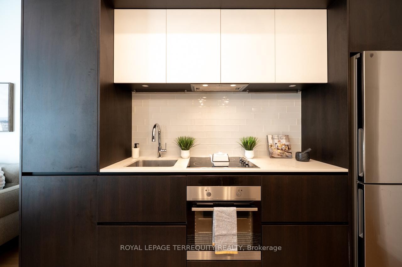 









34


Tubman

Avenue, 306,
Toronto,




ON
M5A 0R2

