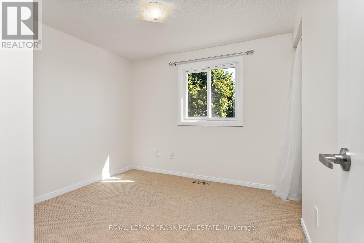 












35 FERNBANK PLACE

,
Whitby (Pringle Creek),




Ontario
L1R1T1


