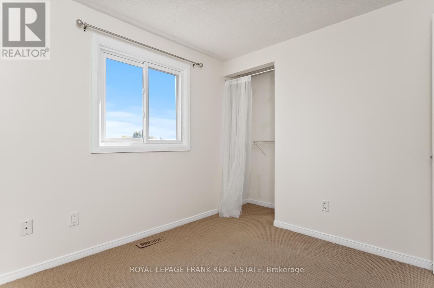 












35 FERNBANK PLACE

,
Whitby (Pringle Creek),




Ontario
L1R1T1

