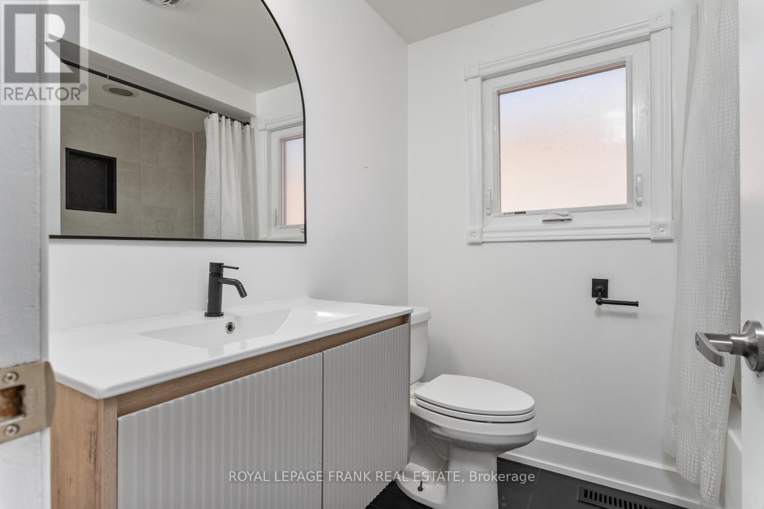 












35 FERNBANK PLACE

,
Whitby (Pringle Creek),




Ontario
L1R1T1

