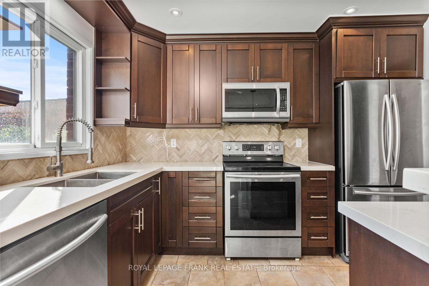 












35 FERNBANK PLACE

,
Whitby (Pringle Creek),




Ontario
L1R1T1


