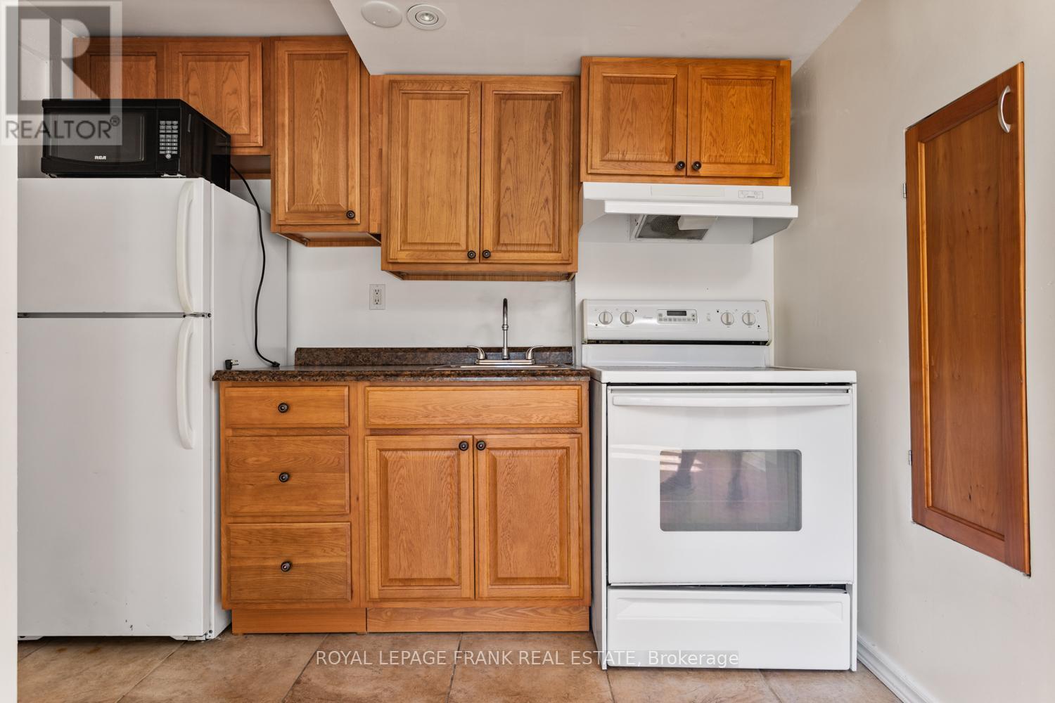 












35 FERNBANK PLACE

,
Whitby (Pringle Creek),




Ontario
L1R1T1

