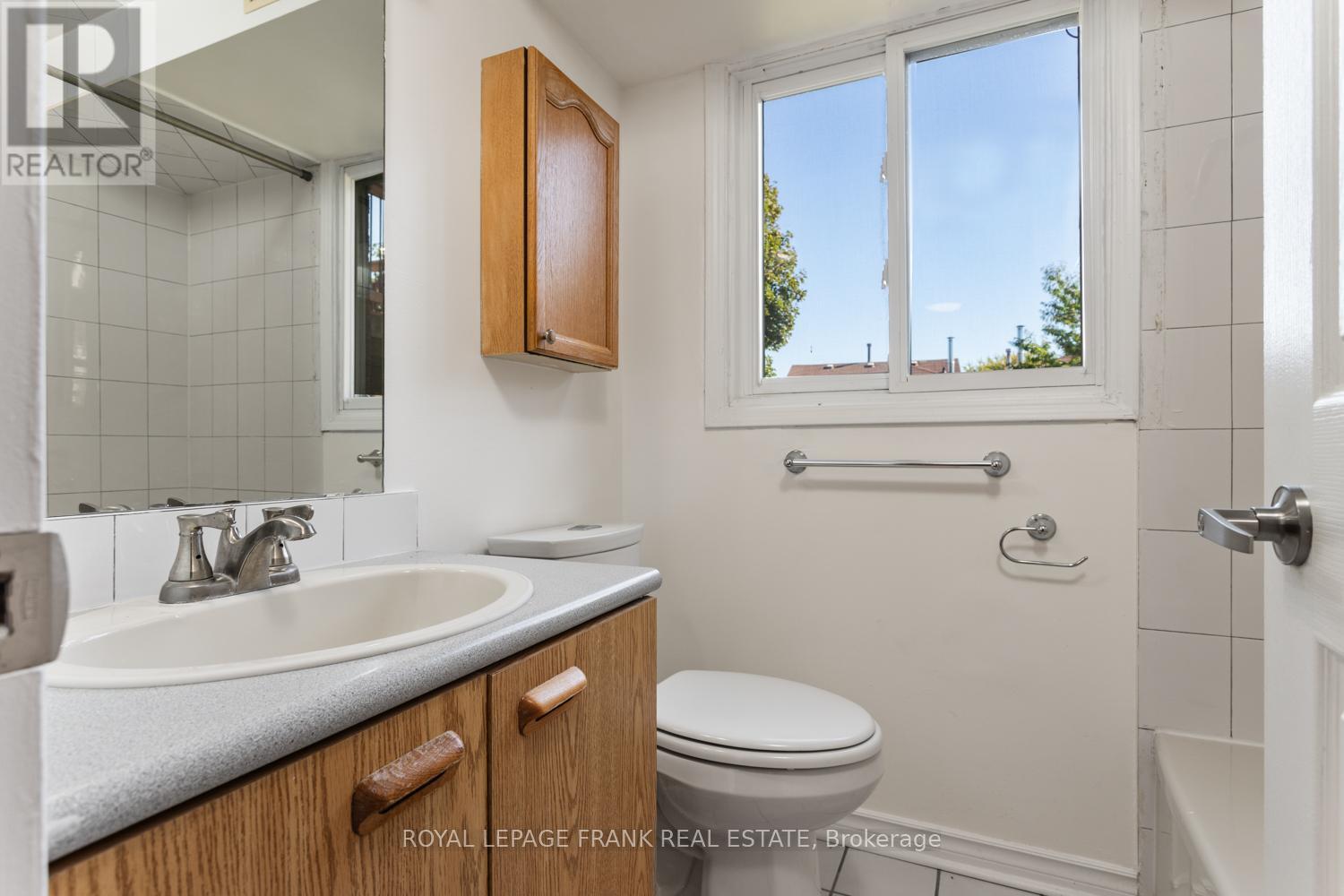 












35 FERNBANK PLACE

,
Whitby (Pringle Creek),




Ontario
L1R1T1

