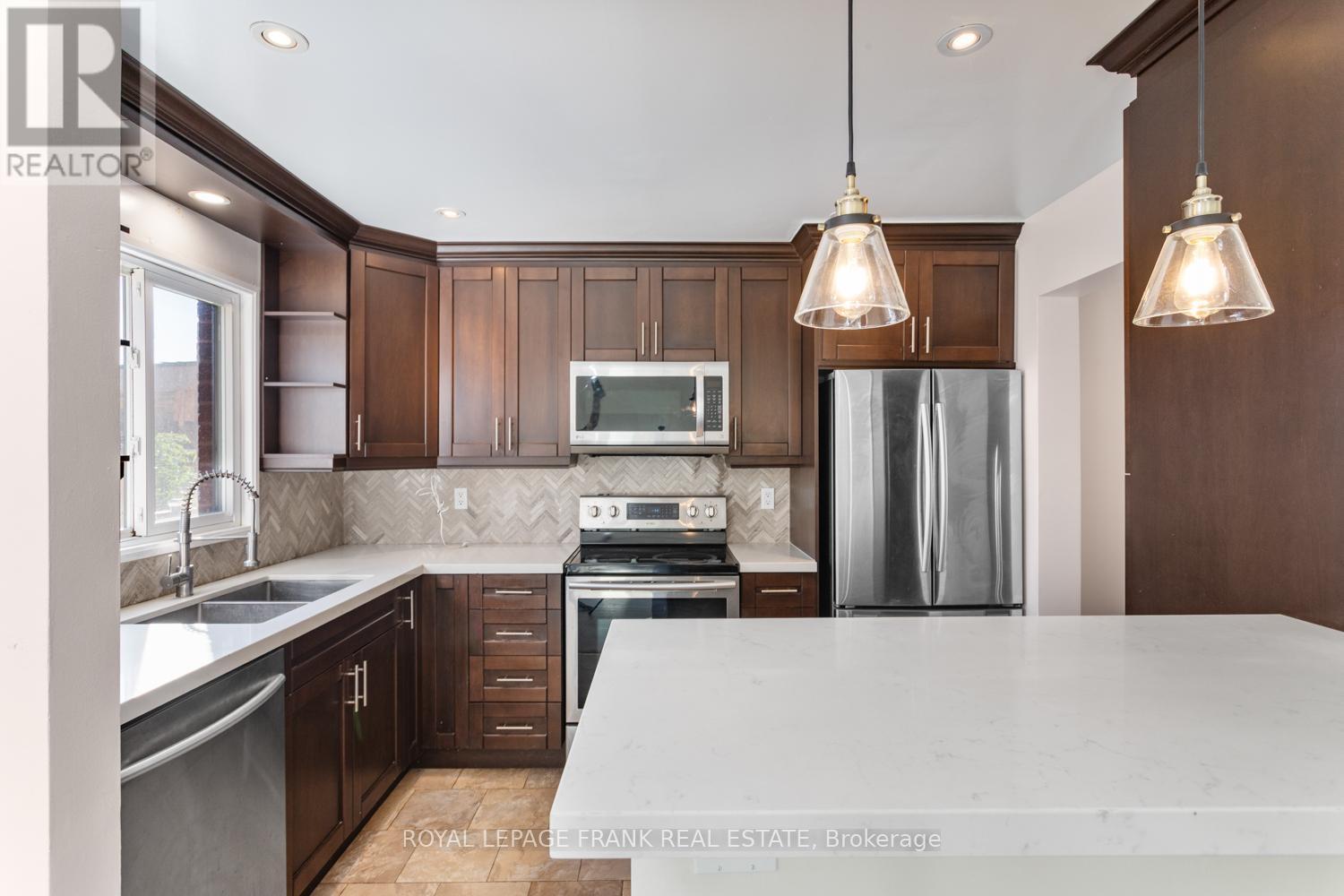 












35 FERNBANK PLACE

,
Whitby (Pringle Creek),




Ontario
L1R1T1

