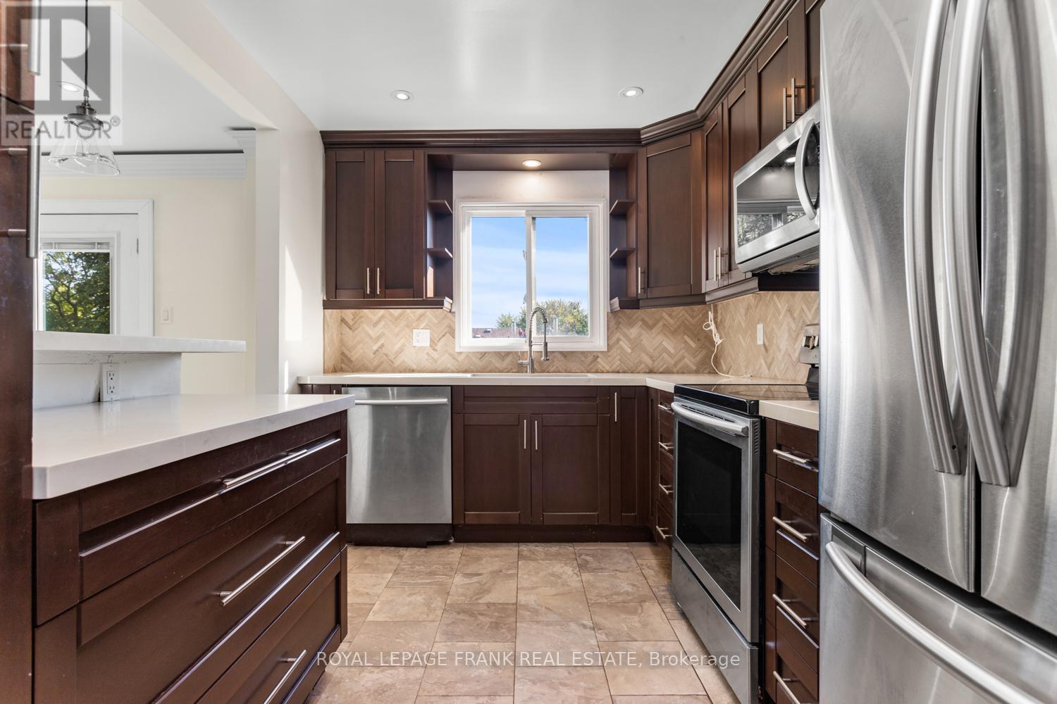 












35 FERNBANK PLACE

,
Whitby (Pringle Creek),




Ontario
L1R1T1

