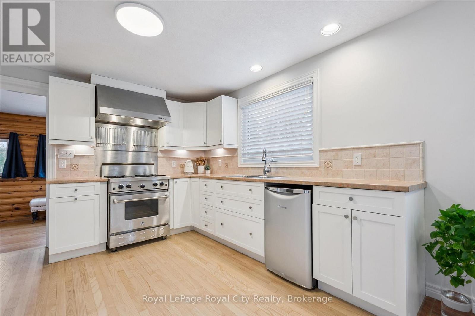 












6548 BEATTY LINE N

,
Centre Wellington (Fergus),




Ontario
N1M2W3

