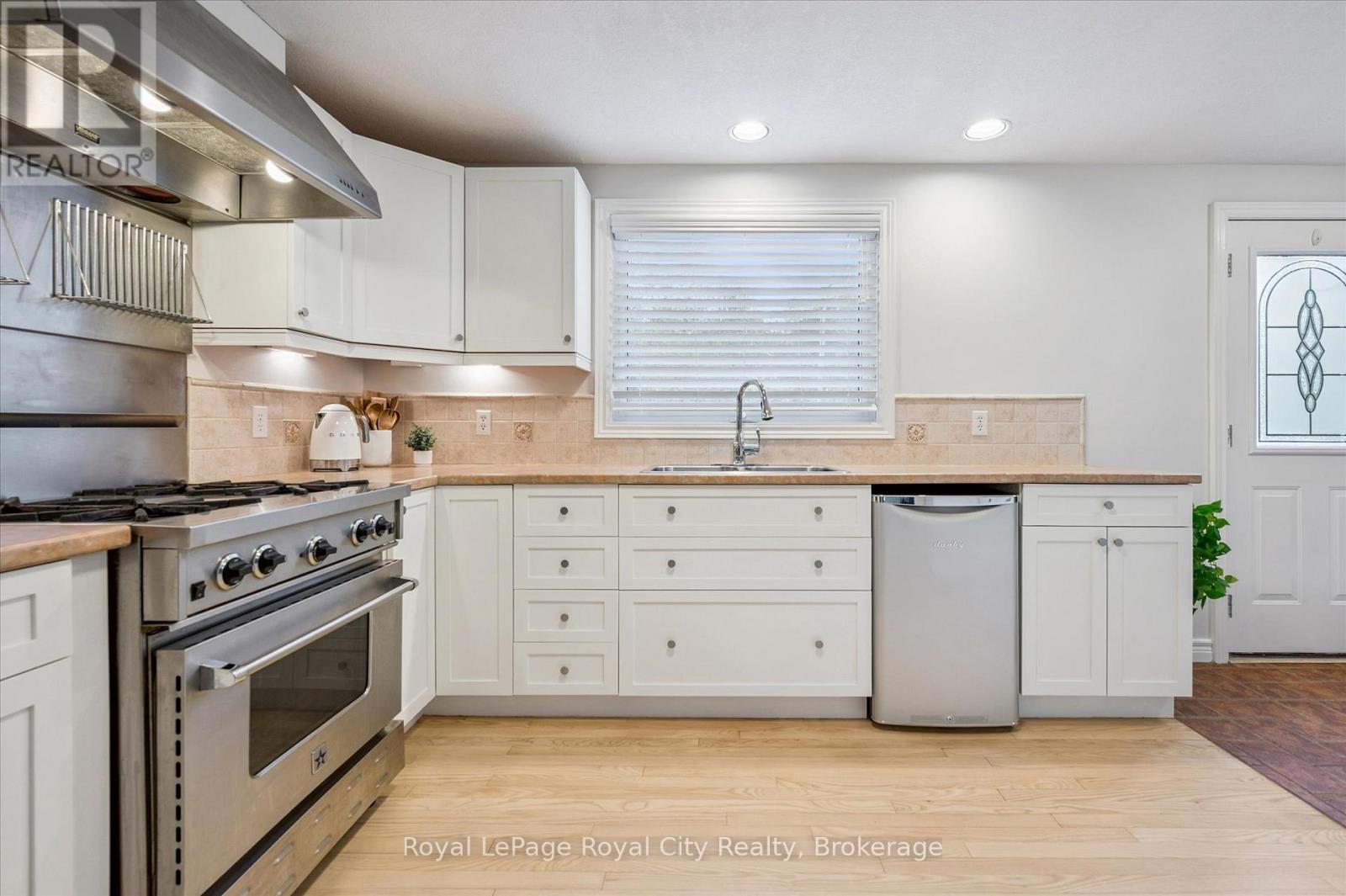 












6548 BEATTY LINE N

,
Centre Wellington (Fergus),




Ontario
N1M2W3

