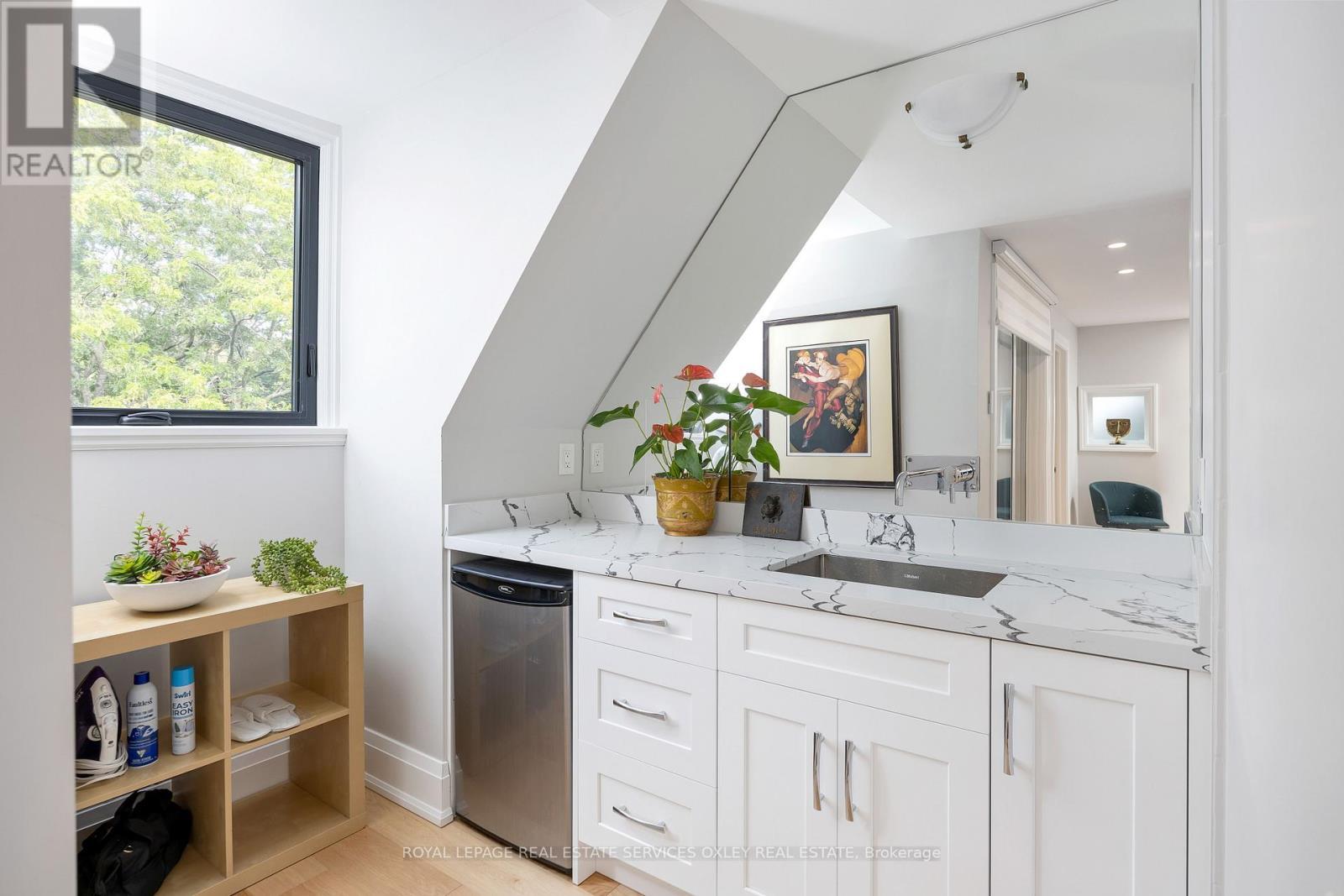 












26 MCMASTER AVENUE

,
Toronto,




Ontario
M4V1A9

