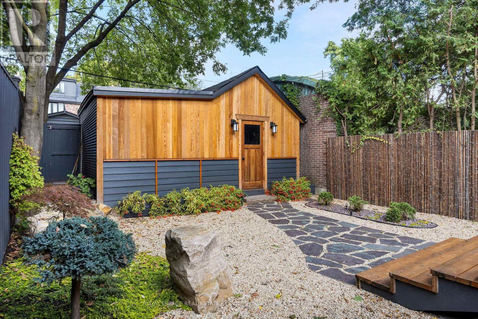 












26 MCMASTER AVENUE

,
Toronto,




Ontario
M4V1A9

