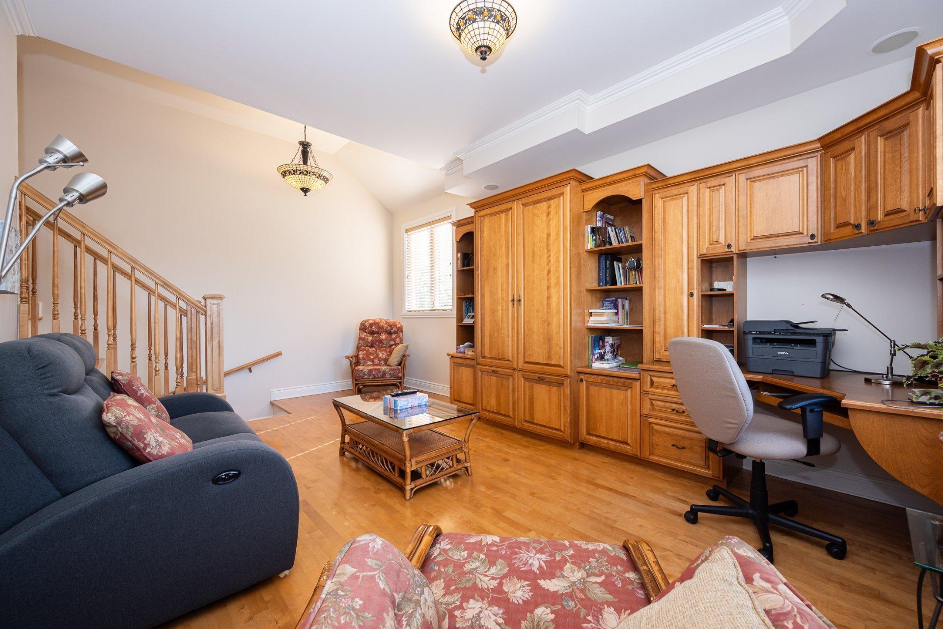 









4402


Rue Martin-Plouffe

,
Laval (Chomedey),




QC
H7W5L9

