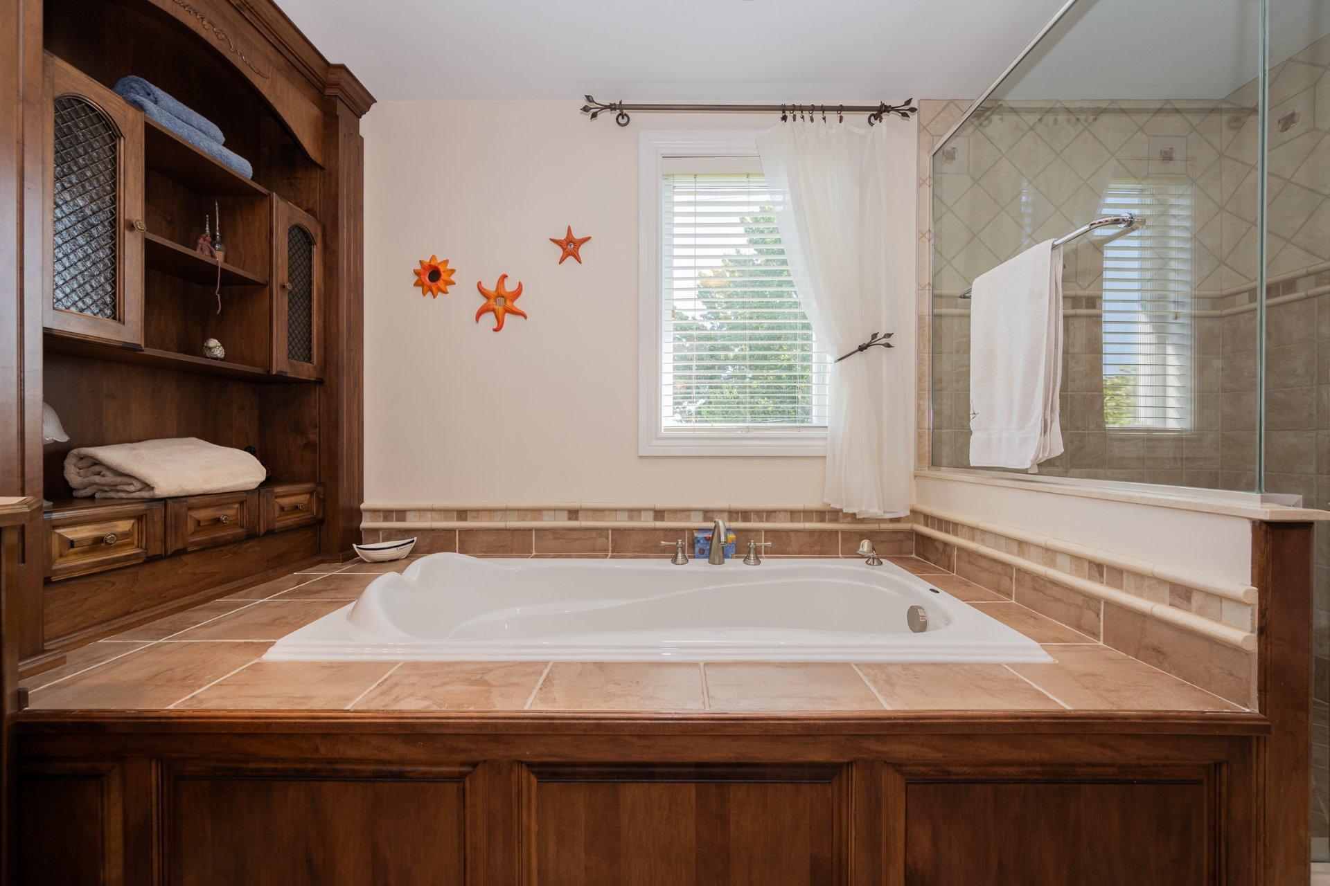 









4402


Rue Martin-Plouffe

,
Laval (Chomedey),




QC
H7W5L9

