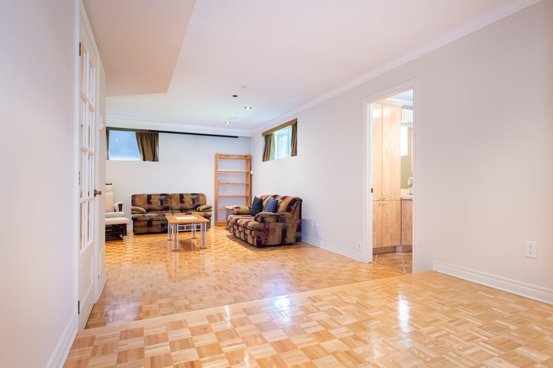 









4402


Rue Martin-Plouffe

,
Laval (Chomedey),




QC
H7W5L9

