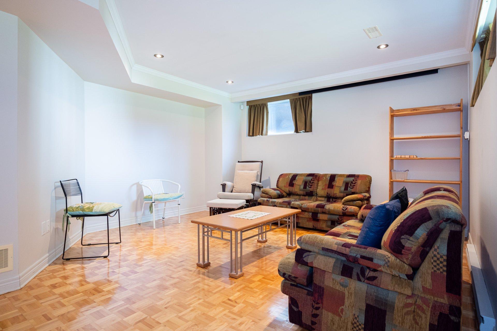 









4402


Rue Martin-Plouffe

,
Laval (Chomedey),




QC
H7W5L9

