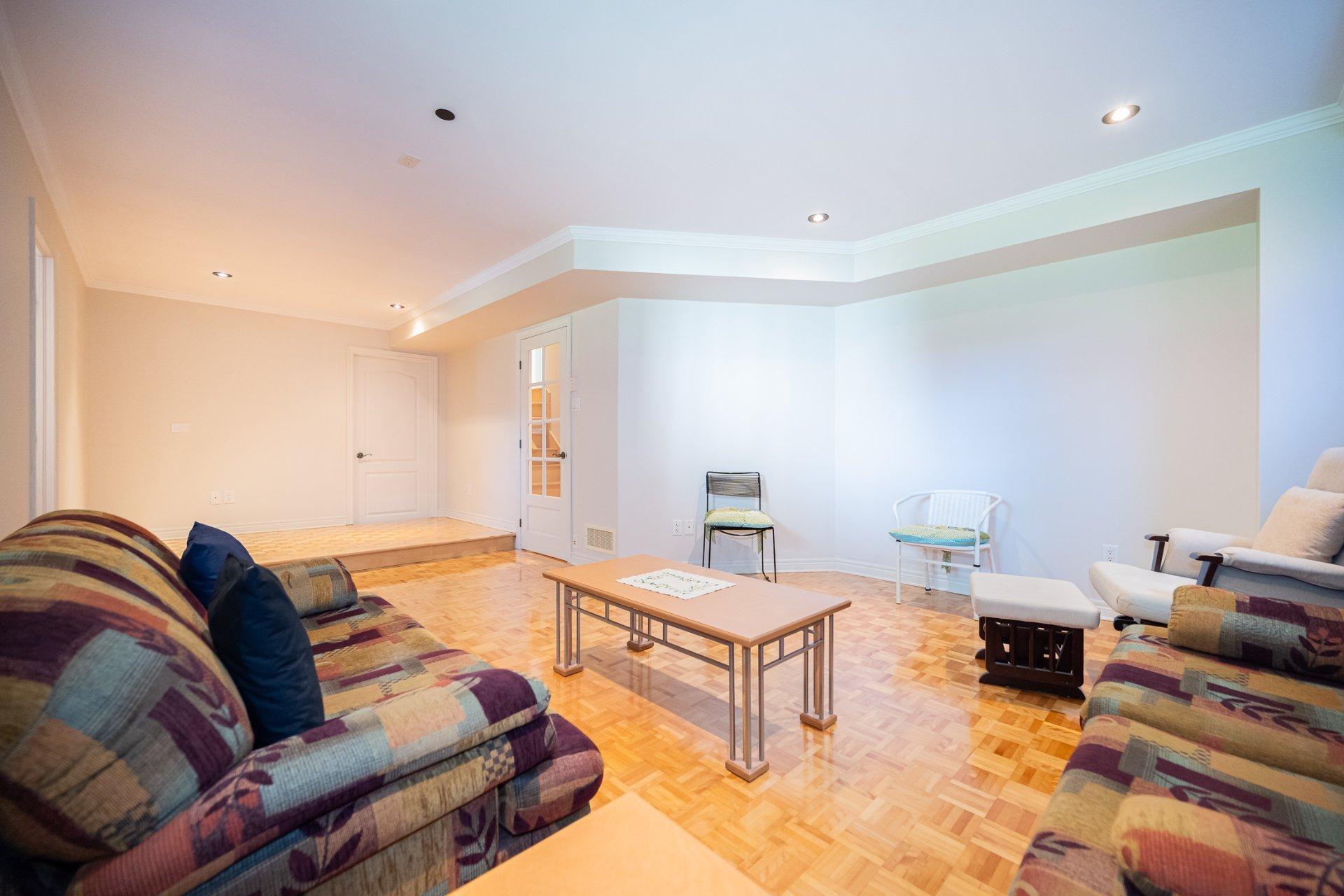 









4402


Rue Martin-Plouffe

,
Laval (Chomedey),




QC
H7W5L9

