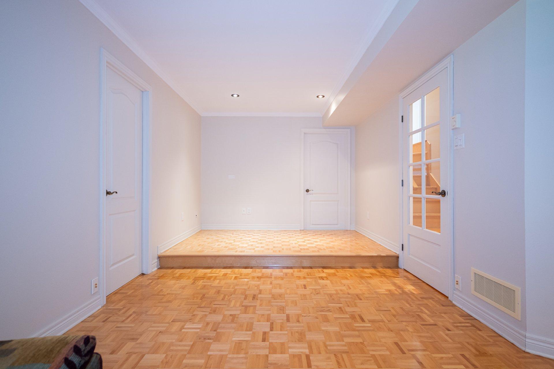 









4402


Rue Martin-Plouffe

,
Laval (Chomedey),




QC
H7W5L9

