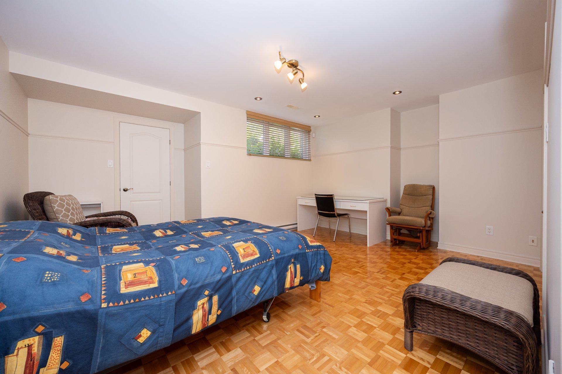 









4402


Rue Martin-Plouffe

,
Laval (Chomedey),




QC
H7W5L9

