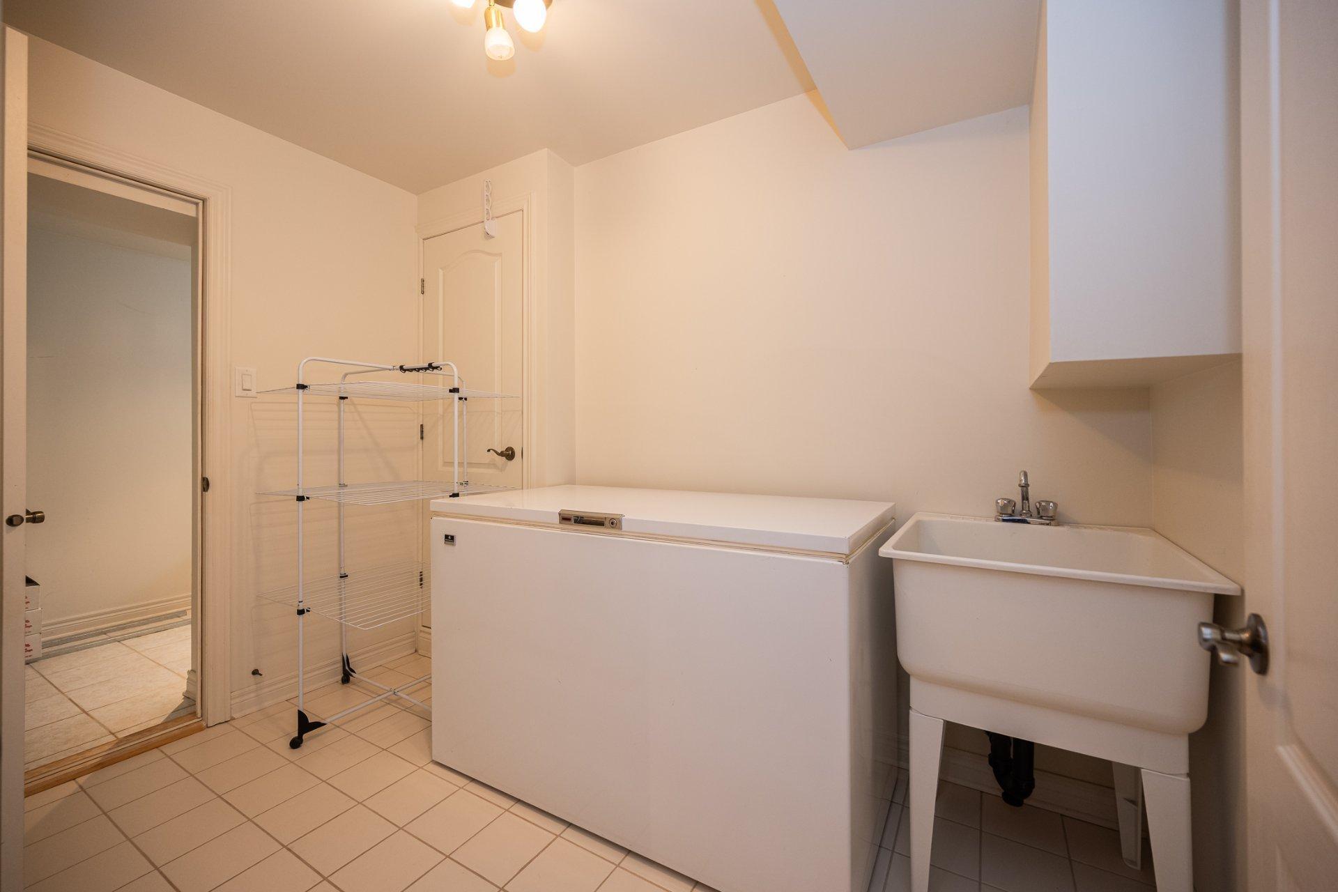 









4402


Rue Martin-Plouffe

,
Laval (Chomedey),




QC
H7W5L9

