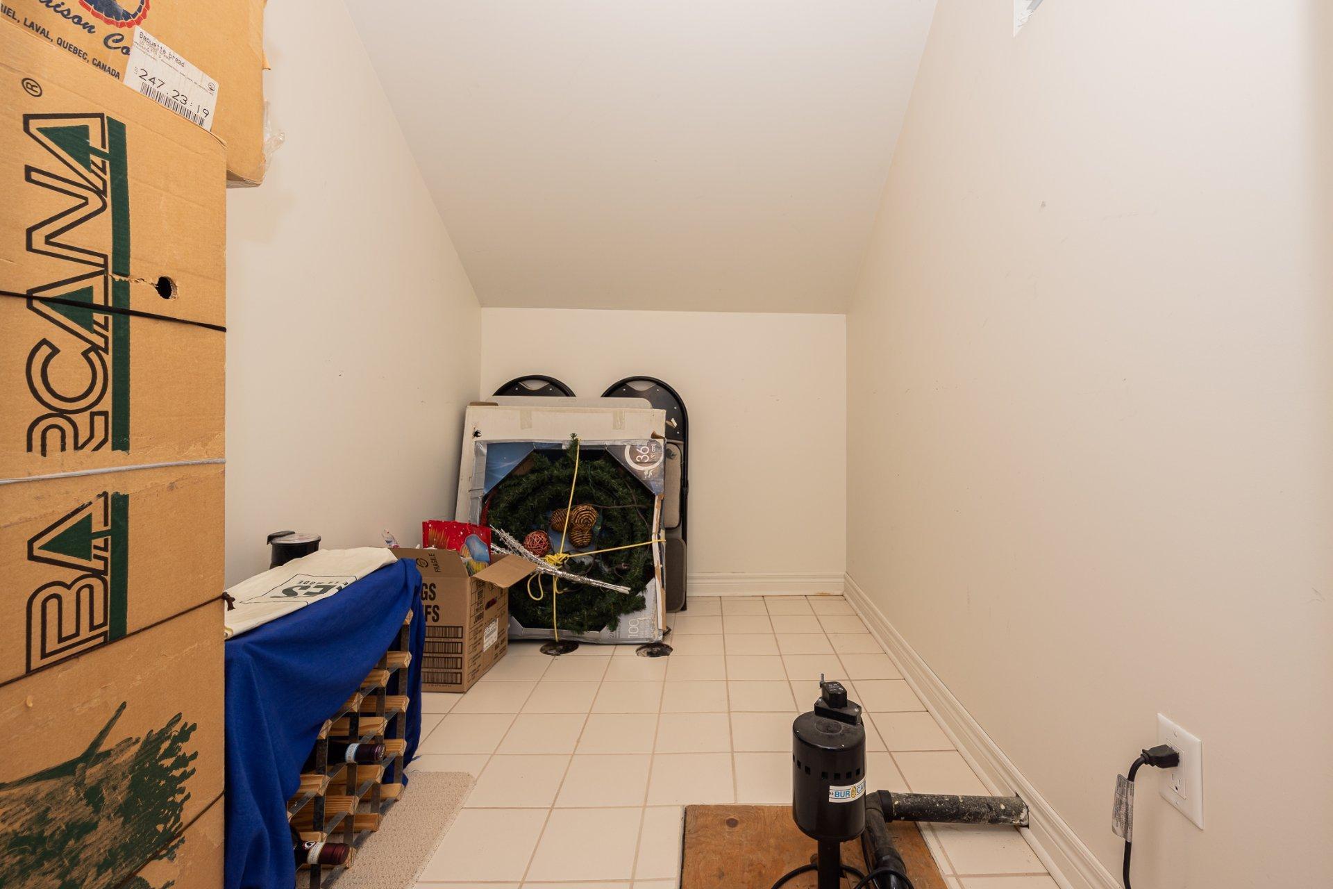 









4402


Rue Martin-Plouffe

,
Laval (Chomedey),




QC
H7W5L9


