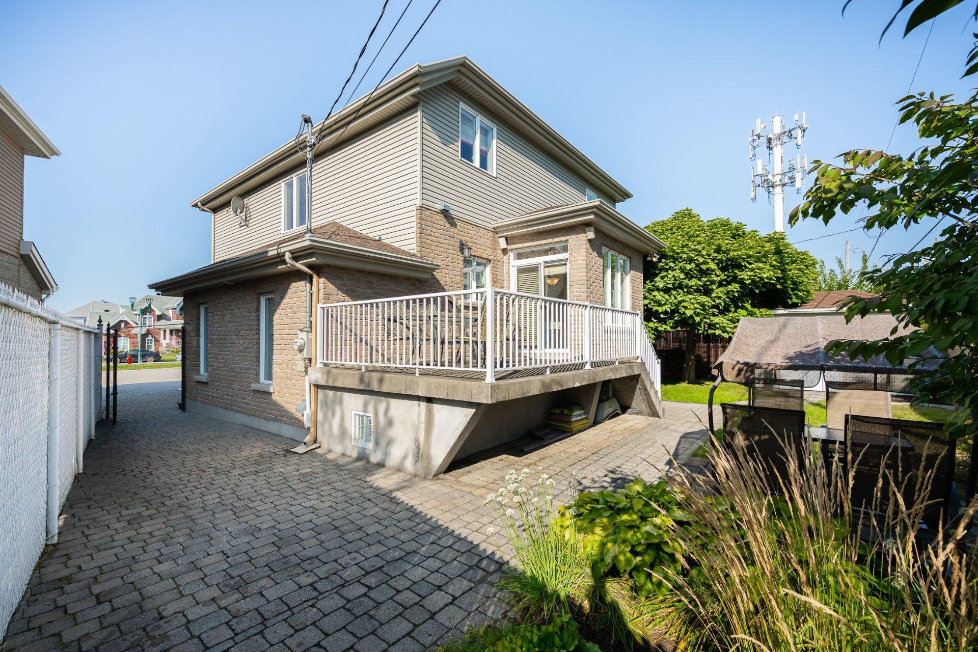 









4402


Rue Martin-Plouffe

,
Laval (Chomedey),




QC
H7W5L9

