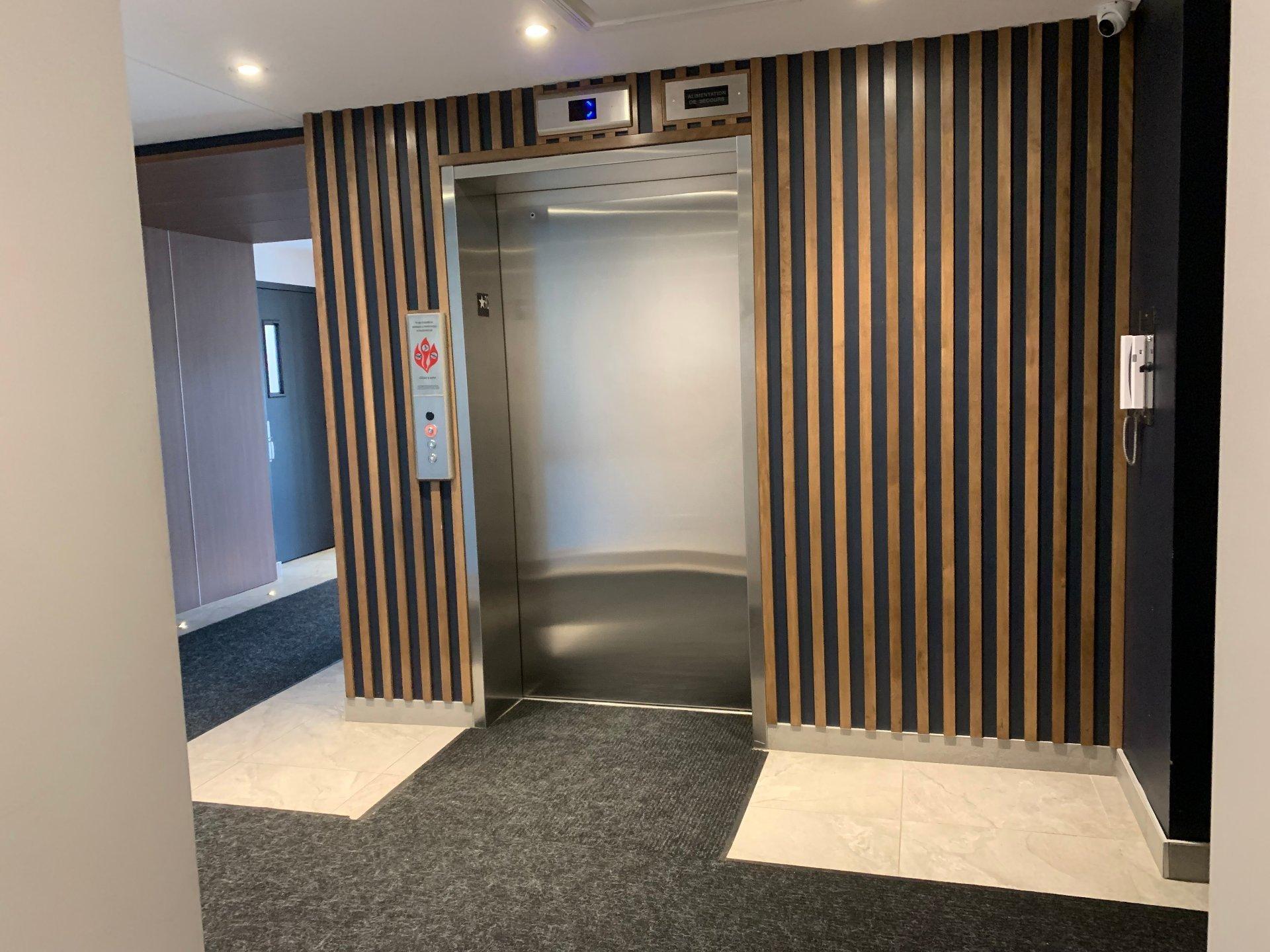 









4


Av. Donegani

, 105,
Pointe-Claire,




QC
H9R0C8

