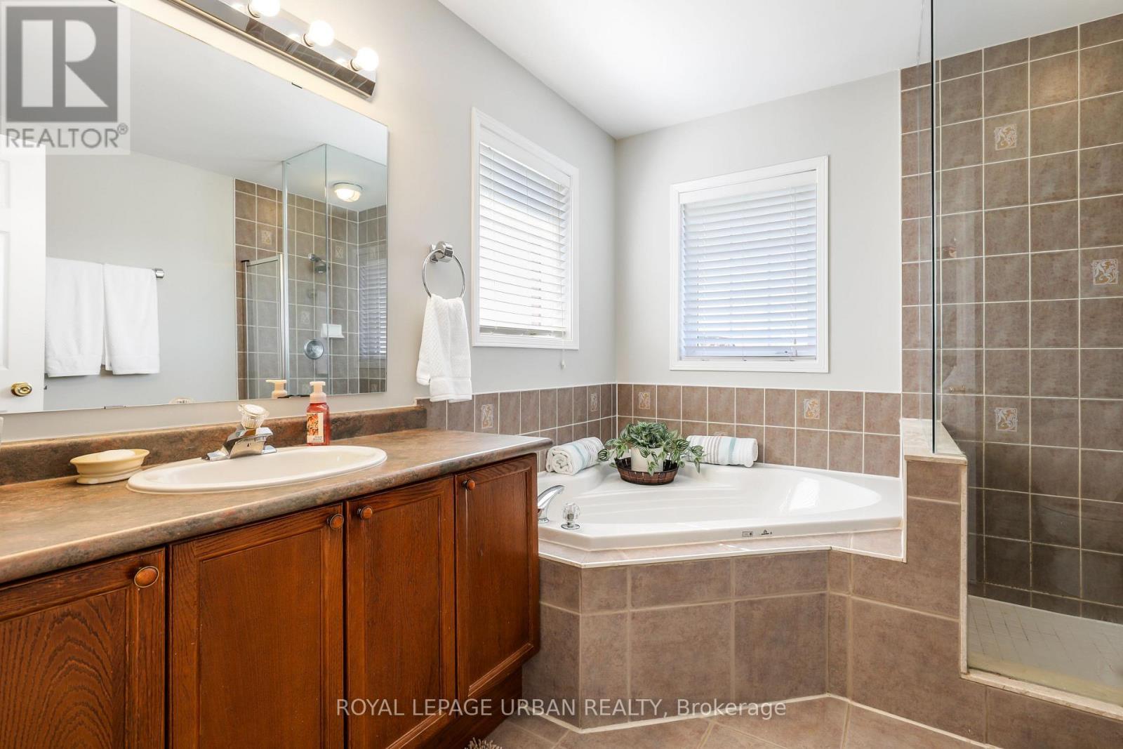 












1081 KESWICK COURT

,
Oshawa,




Ontario
L1K2V2

