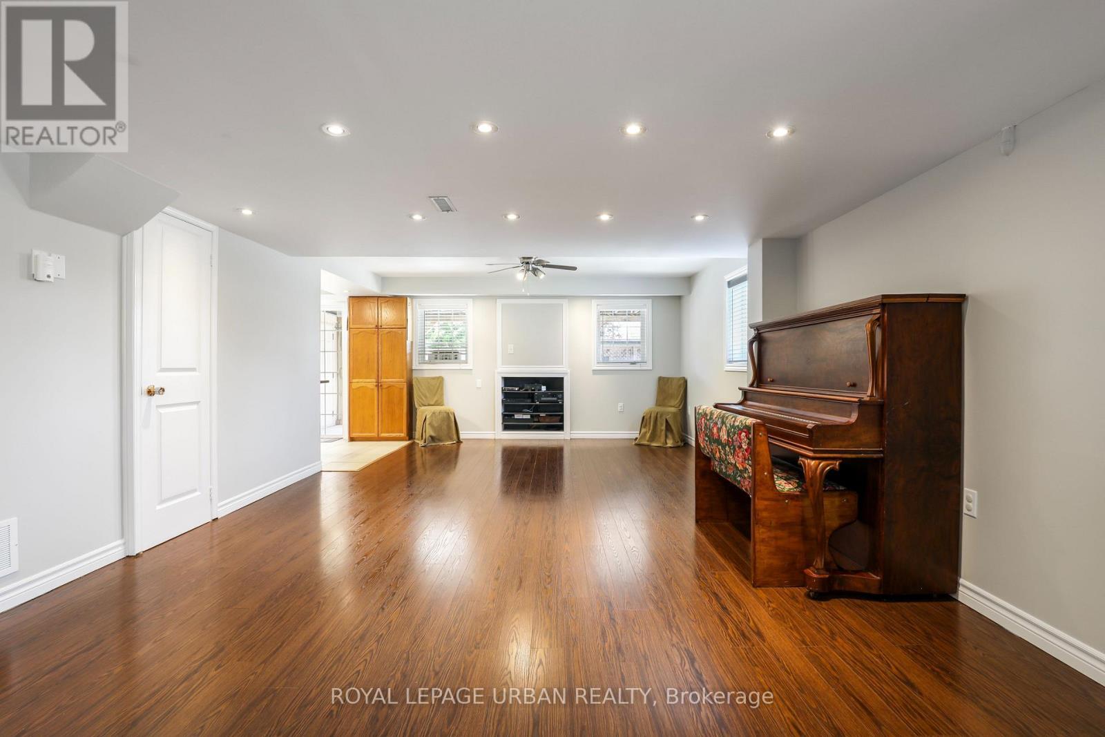 












1081 KESWICK COURT

,
Oshawa,




Ontario
L1K2V2

