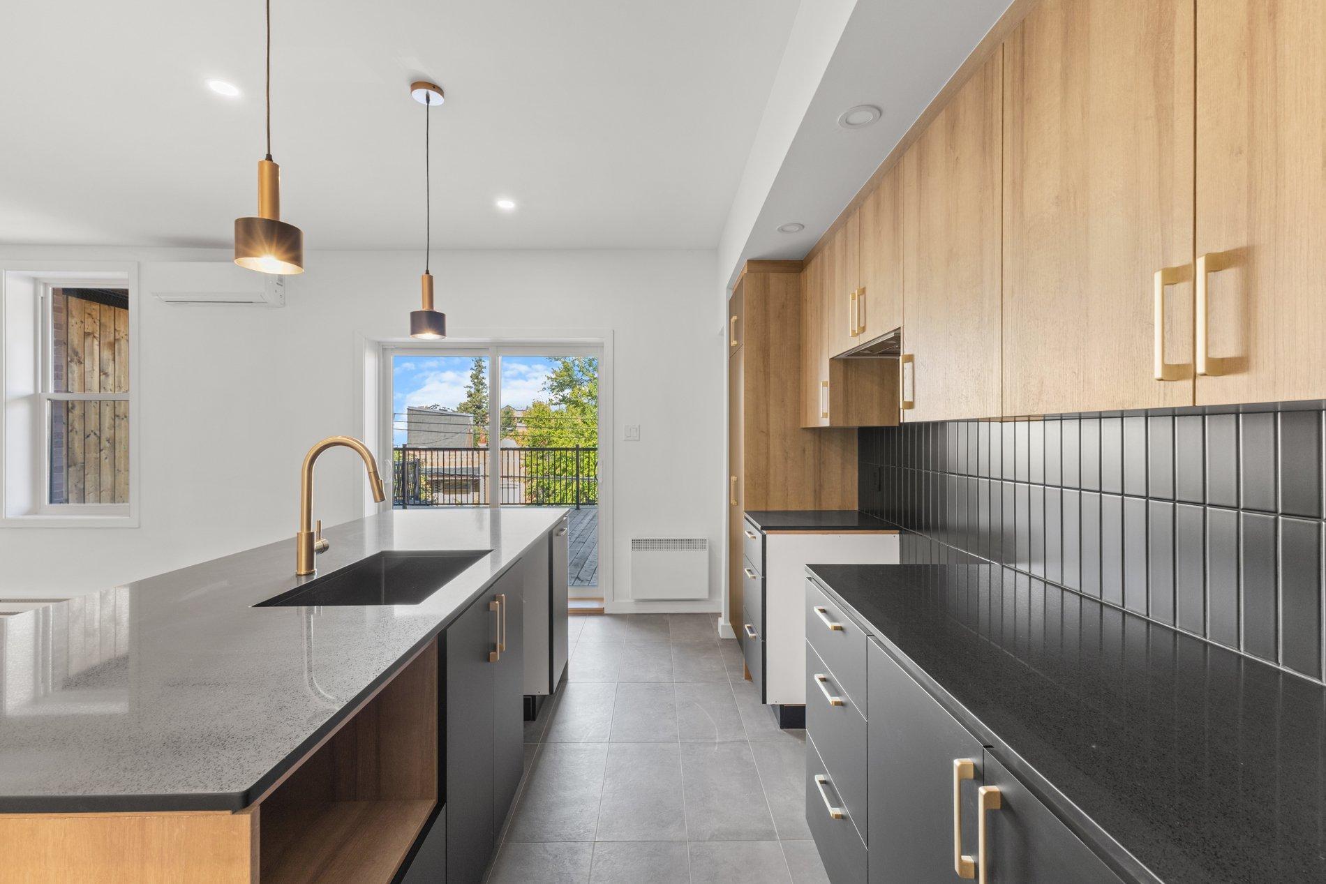 









7591


Rue St-Hubert

,
Montréal (Villeray/Saint-Michel/Parc-Extension),




QC
H2R2N7

