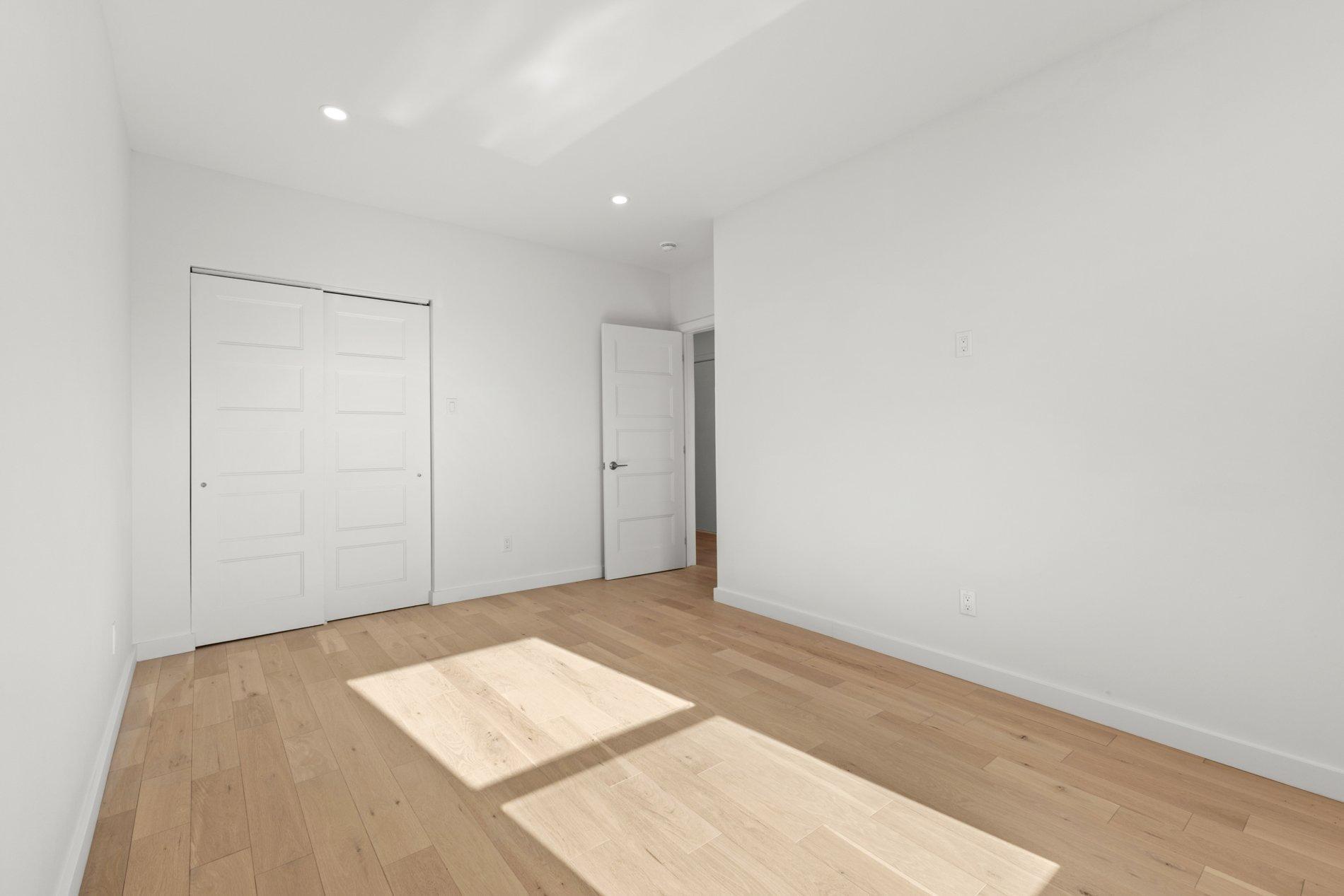 









7591


Rue St-Hubert

,
Montréal (Villeray/Saint-Michel/Parc-Extension),




QC
H2R2N7


