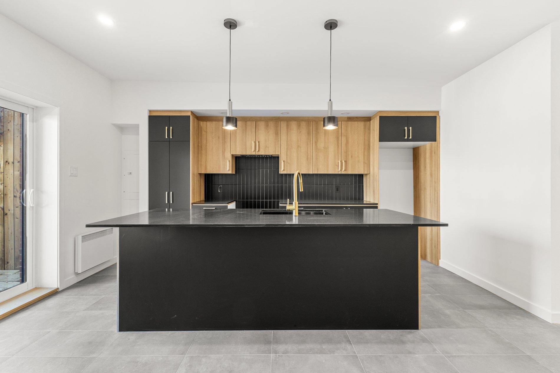 









7591


Rue St-Hubert

,
Montréal (Villeray/Saint-Michel/Parc-Extension),




QC
H2R2N7

