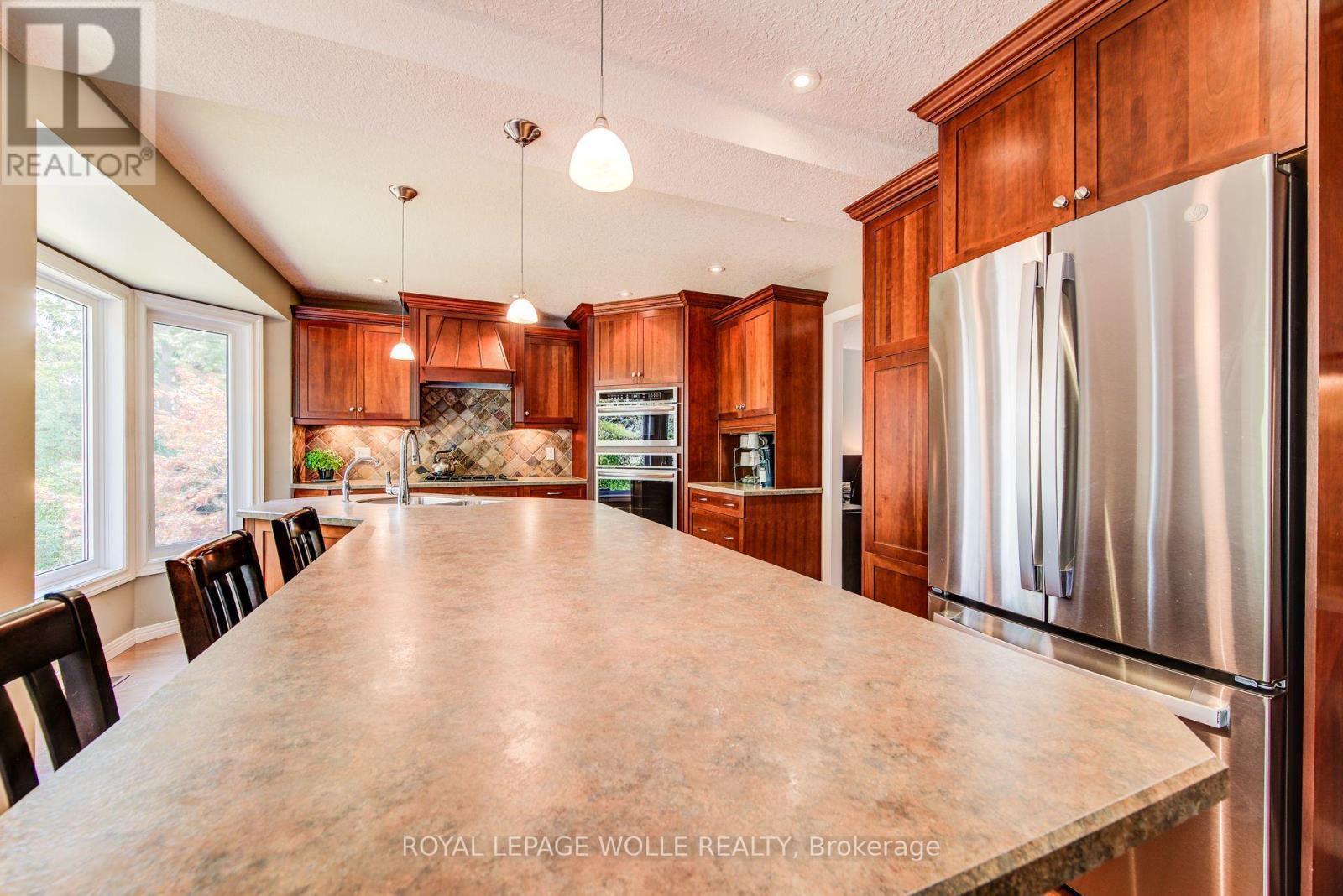 












33 TINATAWA COURT

,
Kitchener,




Ontario
N2A3G9

