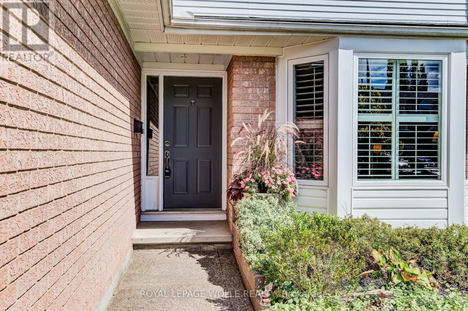 












33 TINATAWA COURT

,
Kitchener,




Ontario
N2A3G9

