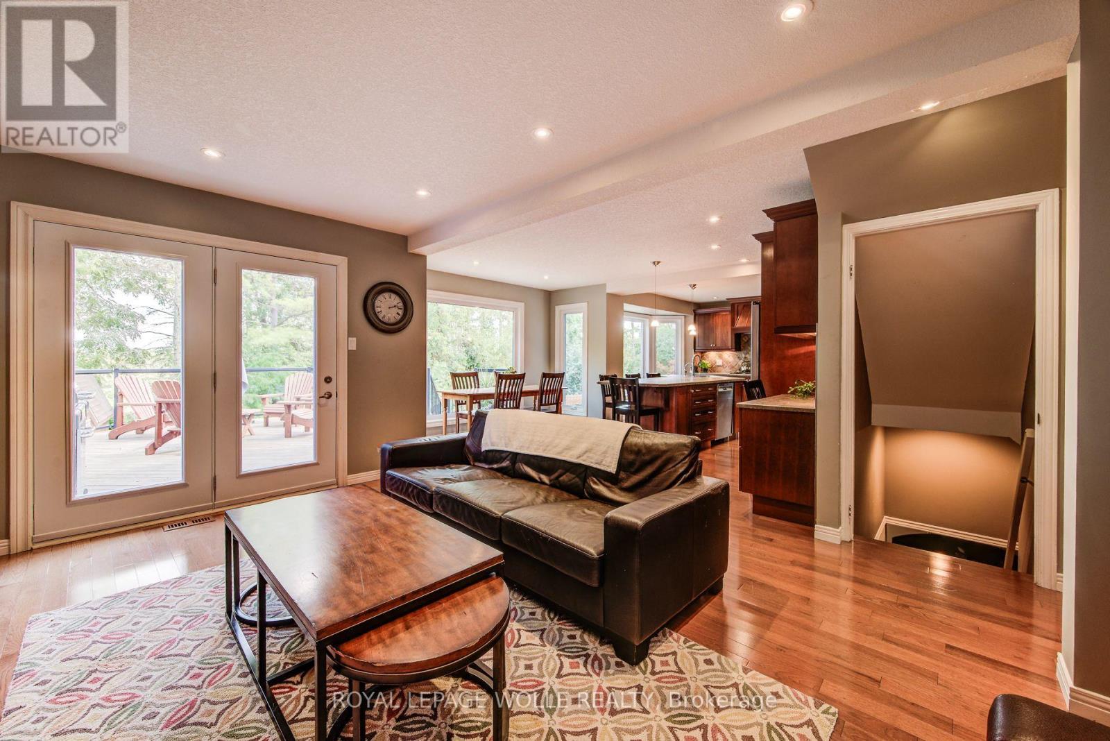 












33 TINATAWA COURT

,
Kitchener,




Ontario
N2A3G9

