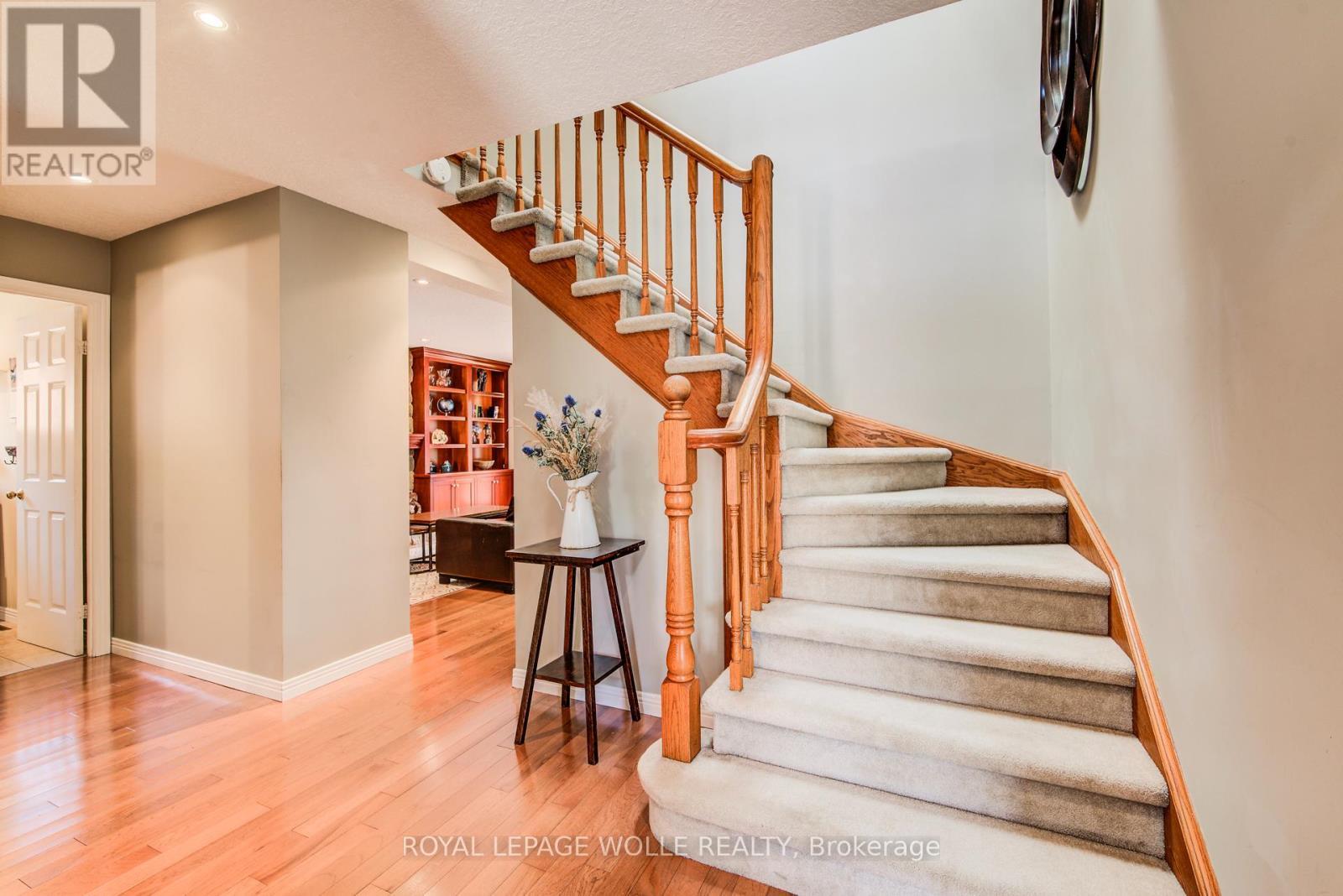 












33 TINATAWA COURT

,
Kitchener,




Ontario
N2A3G9

